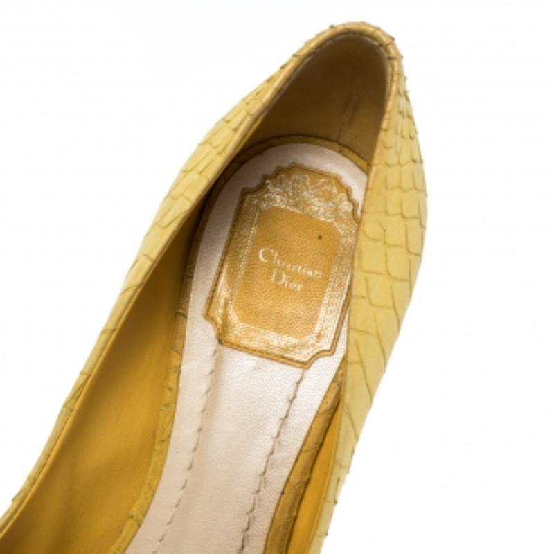 Dior Gelb Python Geprägte Miss Dior Pumps Größe 38.5 im Angebot 1