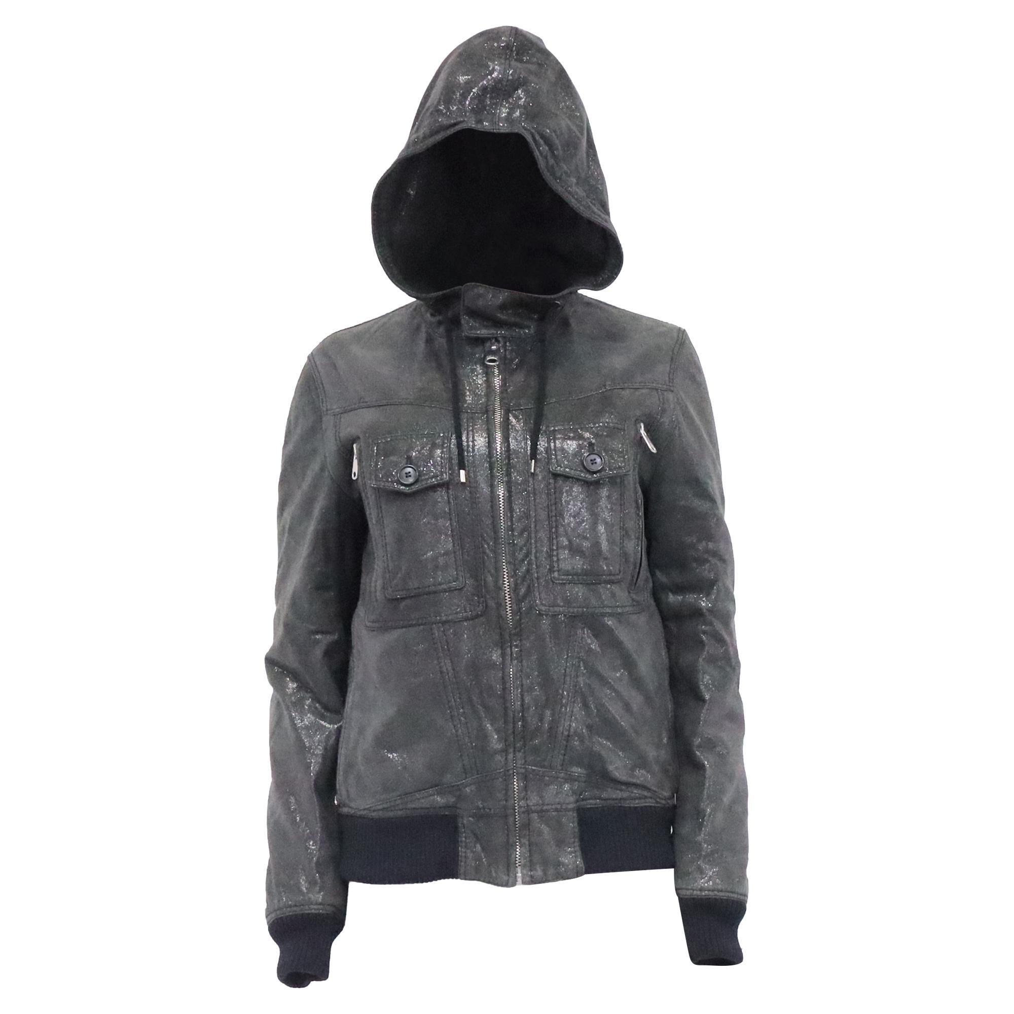 Chaqueta bomber con capucha y cremallera de Dior, en piel negra