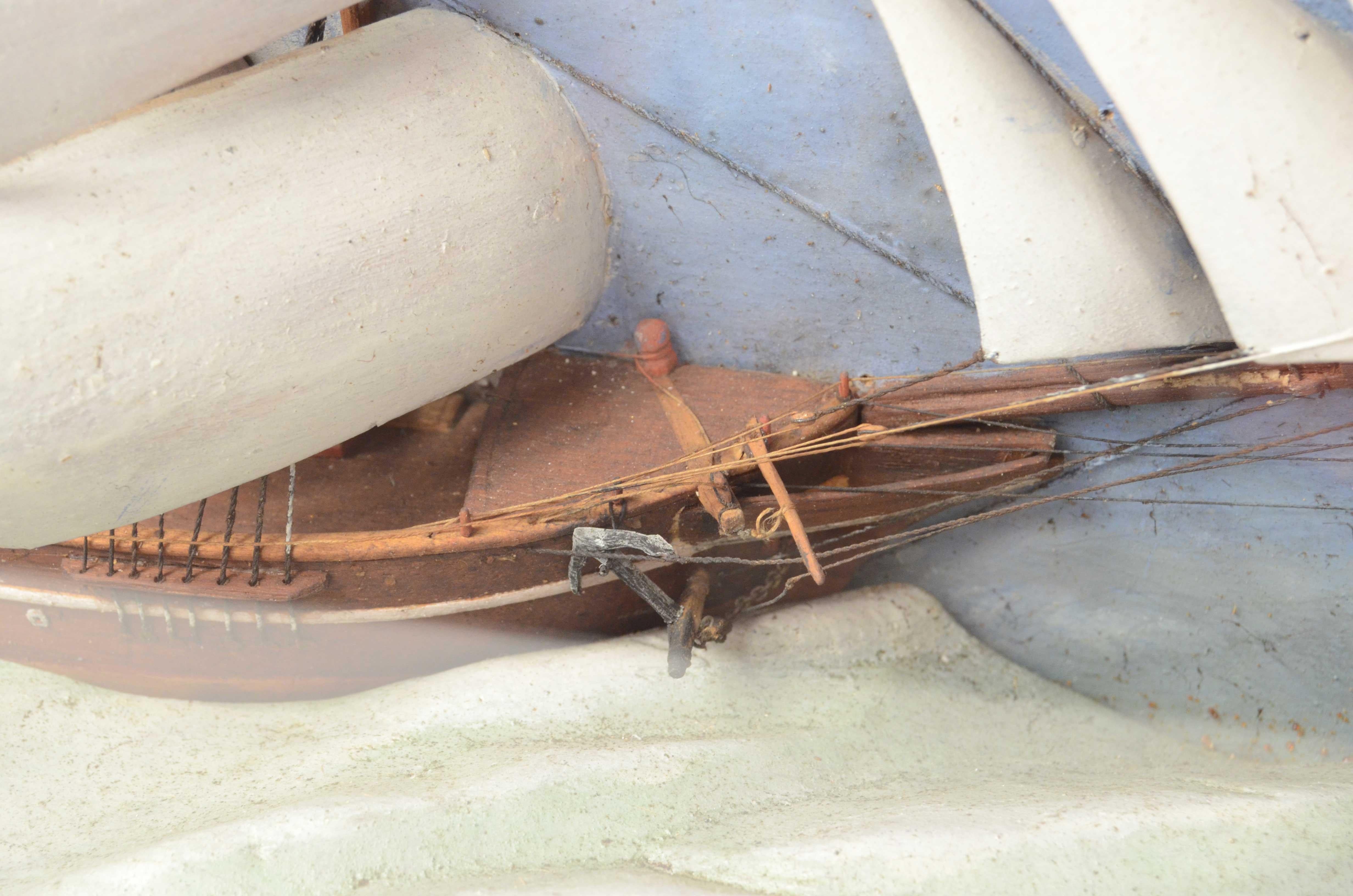 Diorama dans une vitrine en forme de trapèze représentant la Brigantine de la fin du 19e siècle en vente 6