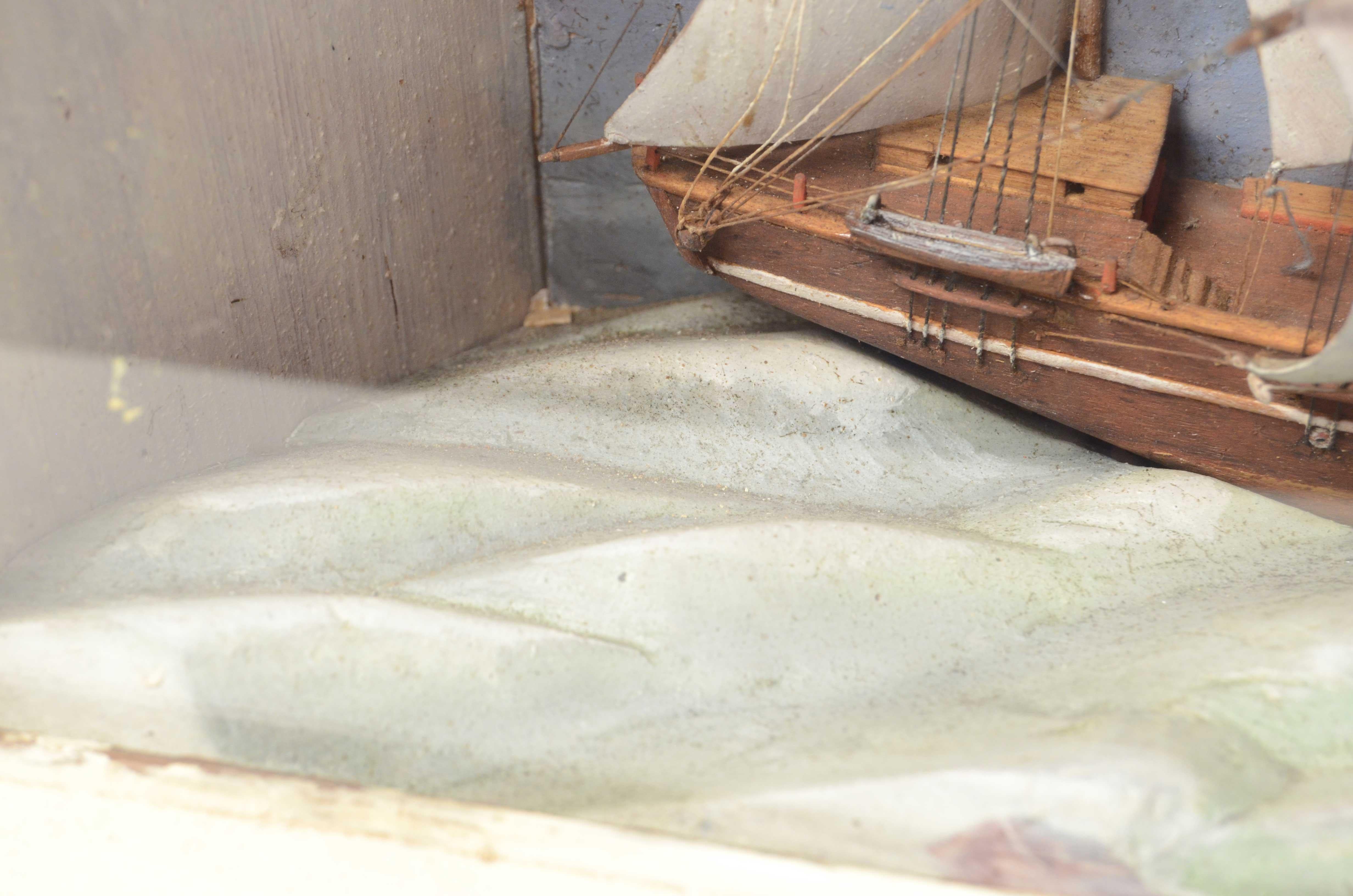 Diorama dans une vitrine en forme de trapèze représentant la Brigantine de la fin du 19e siècle en vente 7