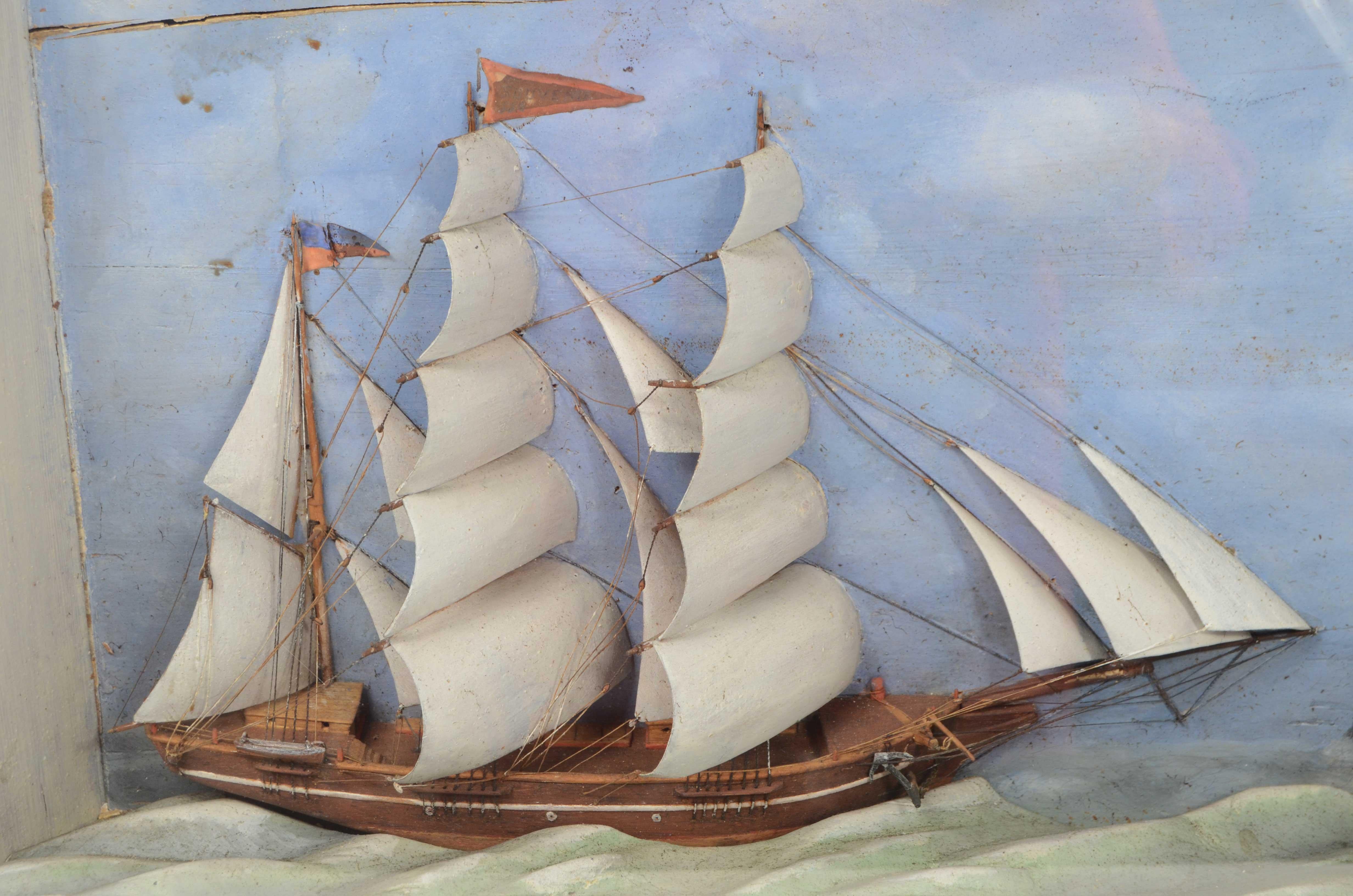 Diorama dans une vitrine en forme de trapèze représentant la Brigantine de la fin du 19e siècle Bon état - En vente à Milan, IT