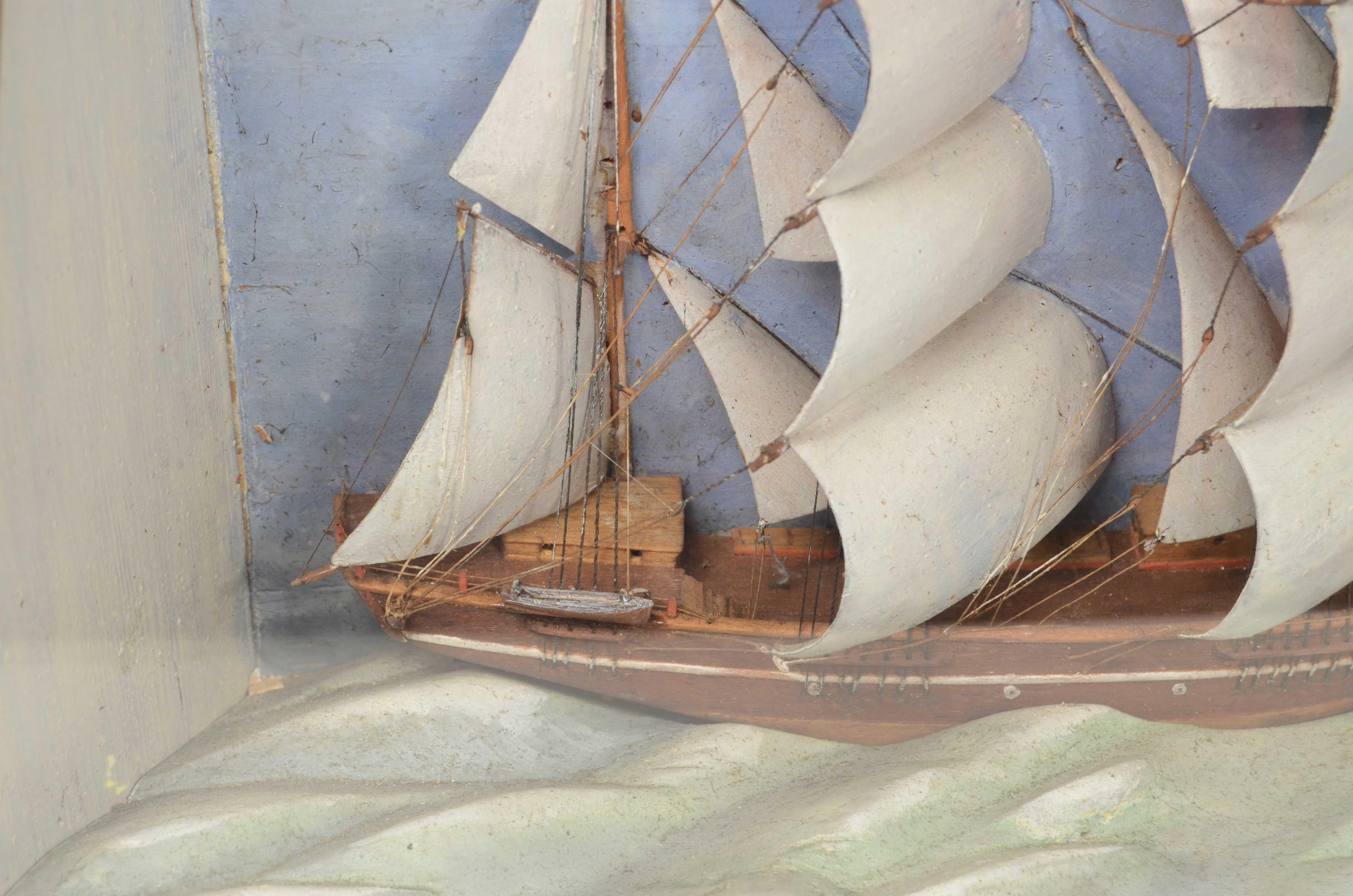 Bois Diorama dans une vitrine en forme de trapèze représentant la Brigantine de la fin du 19e siècle en vente