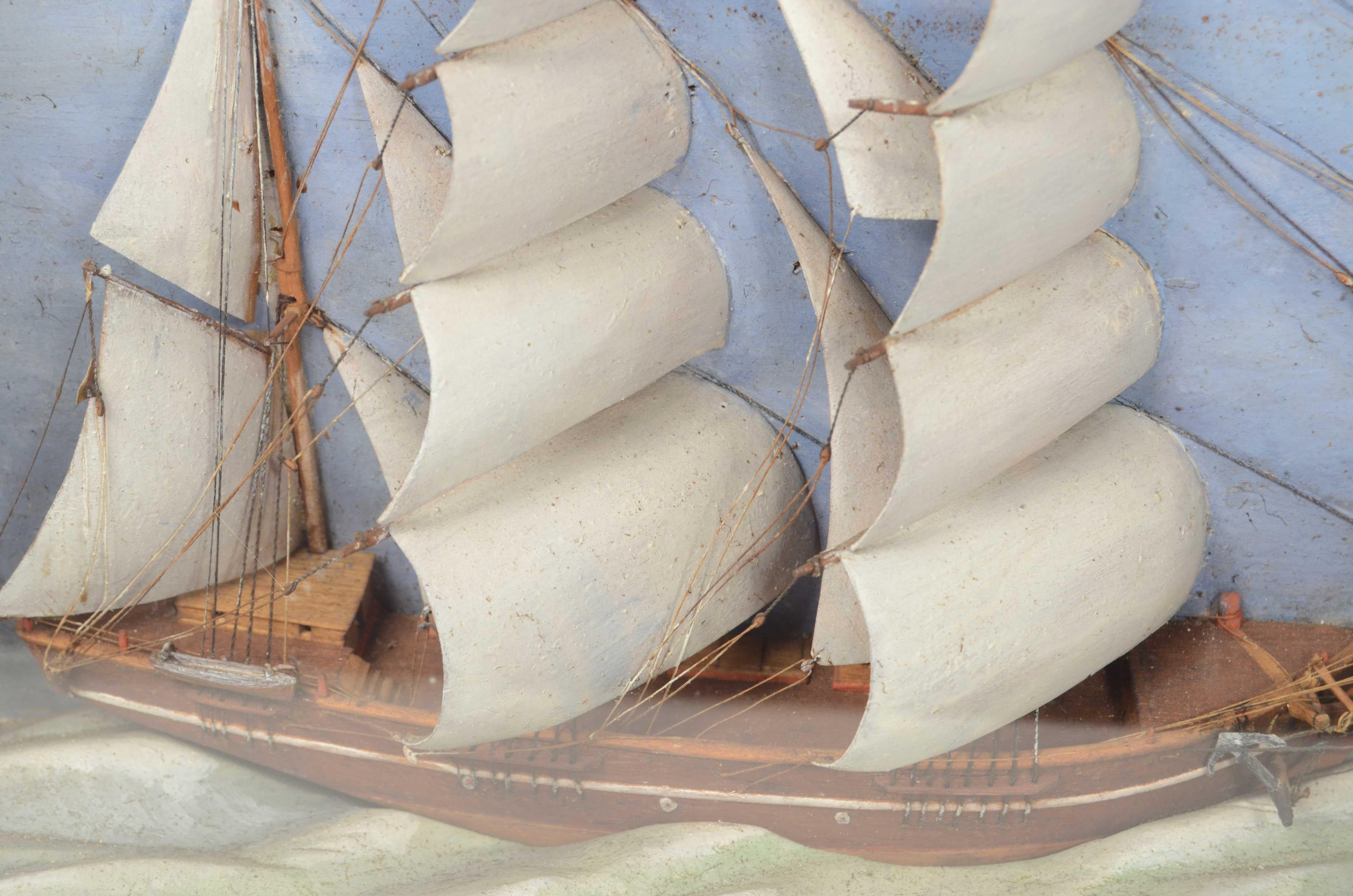 Diorama dans une vitrine en forme de trapèze représentant la Brigantine de la fin du 19e siècle en vente 1