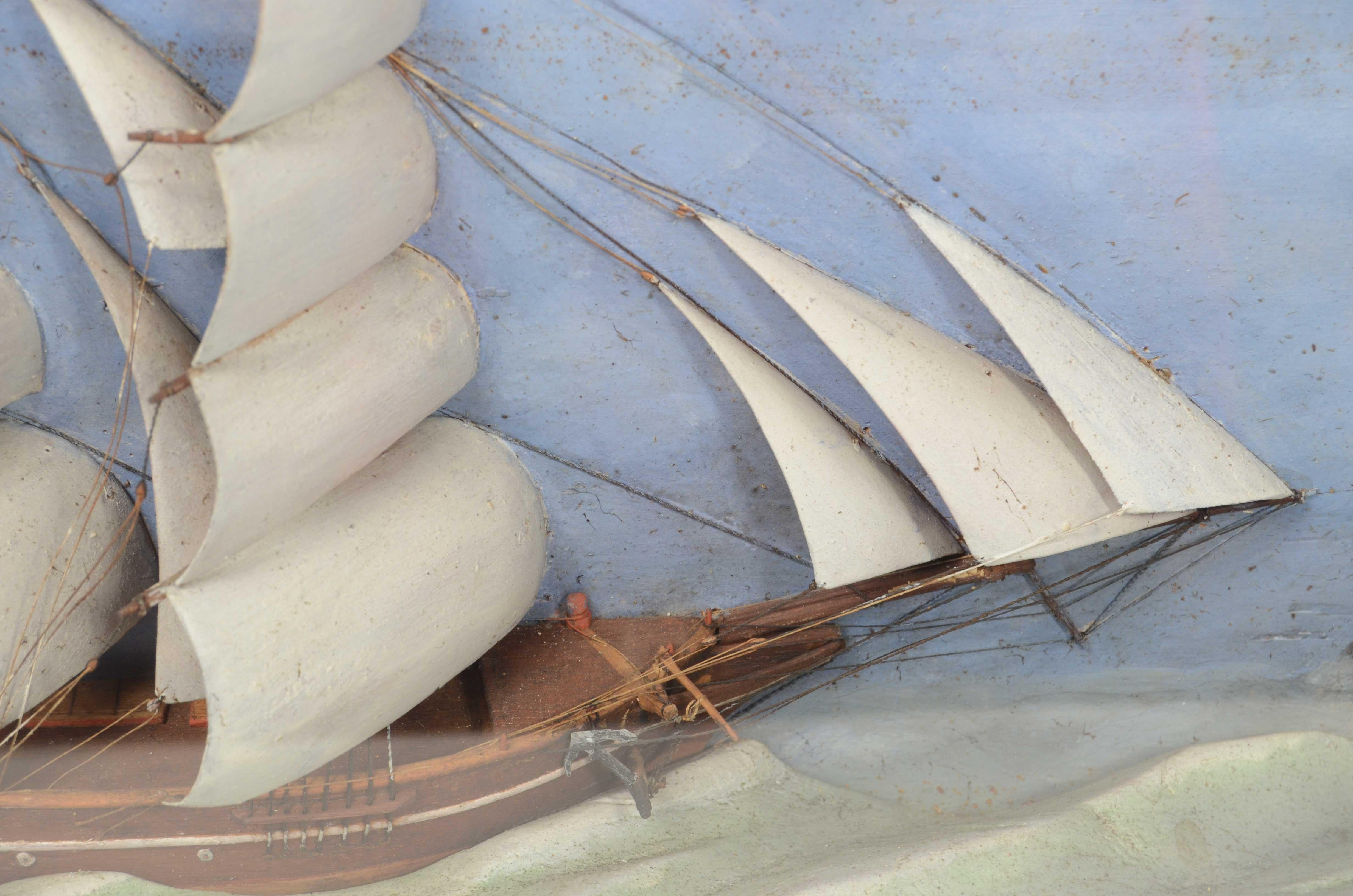 Diorama dans une vitrine en forme de trapèze représentant la Brigantine de la fin du 19e siècle en vente 2