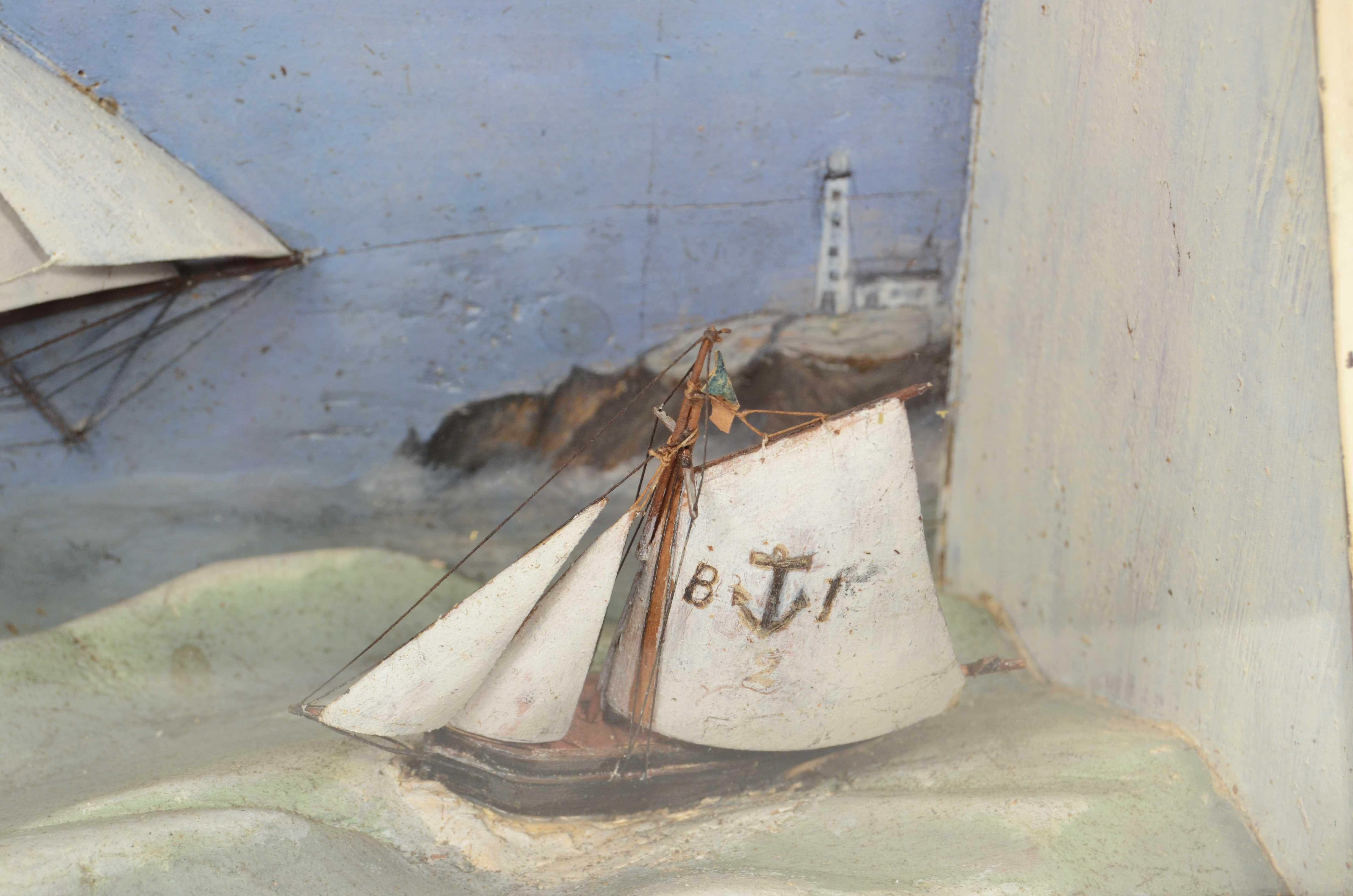 Diorama dans une vitrine en forme de trapèze représentant la Brigantine de la fin du 19e siècle en vente 3