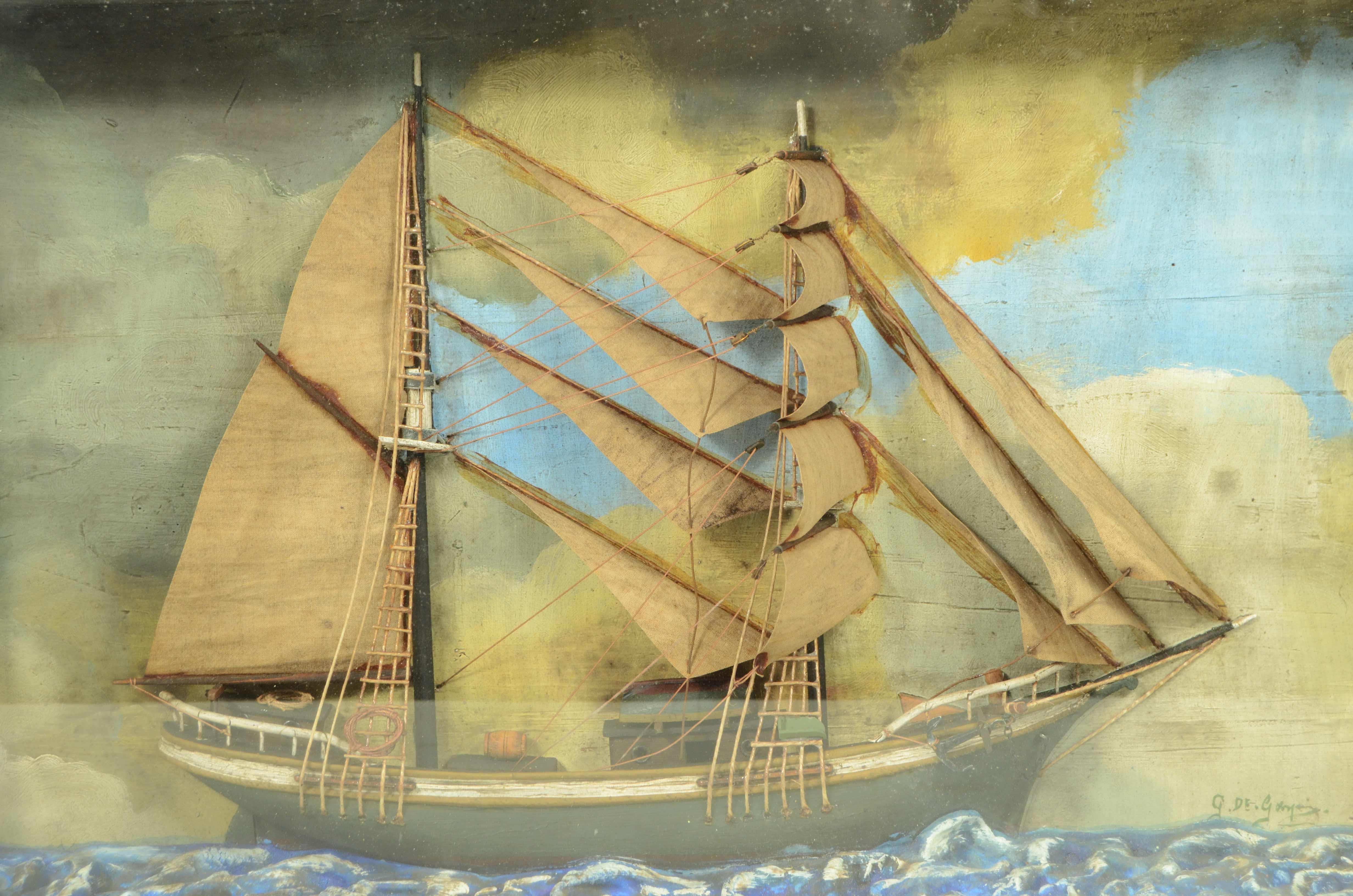 Diorama nautico in teca di legno e vetro raffigurante mezzo scafo di un brigantino a vele spiegate in legno molto ben definito con vele di stoffa, firmato in basso a destra G. De Gasperi. 
Manifattura ligure dei primi del ‘900. Buono stato. 
Misure