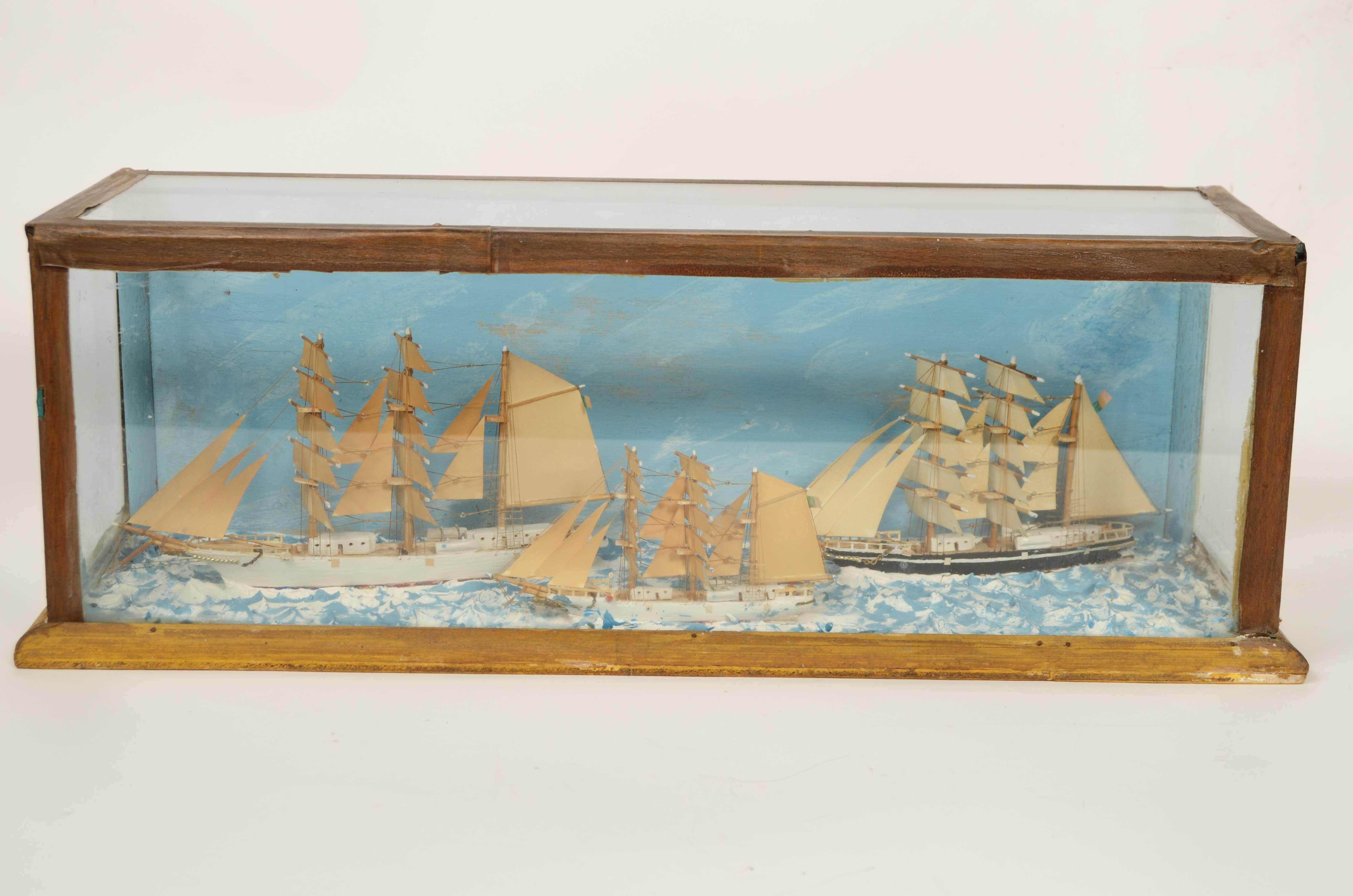 Nautical diorama in glass case with parallelepiped shape depicting 3 ships at  3 masts in navigation.
Italian manufacture of the 1920s.
Bon état.
Measurements 46x17x16.5 cm - inches 18x6.7x6.5
The pole brig began to develop around the 17th century;