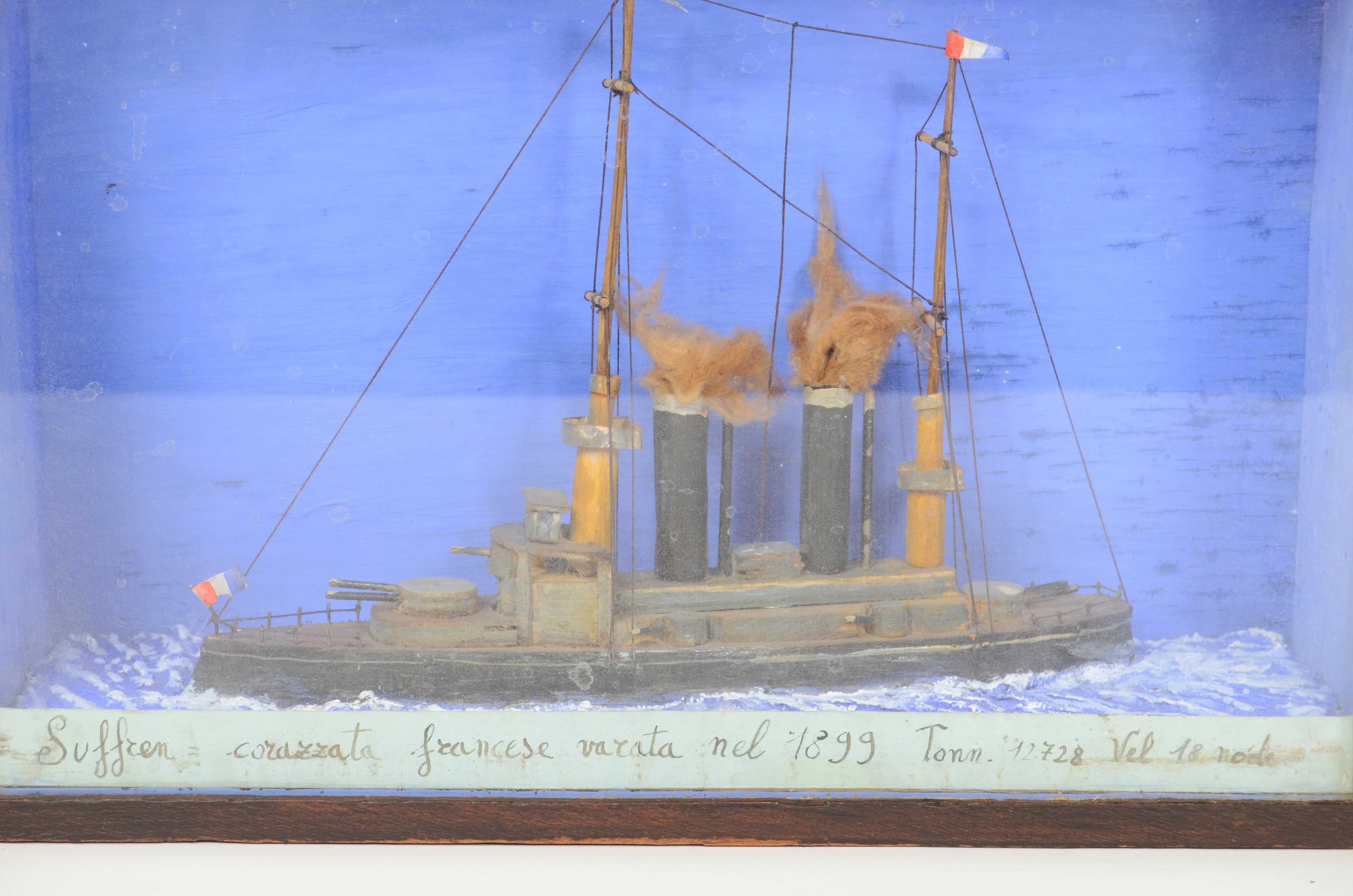 Diorama nautique dans une vitrine rectangulaire en bois et en verre du cuirassé français Suffren lancé en 1899.
Début du 20e siècle, fabrication italienne
Dimensions de la vitrine cm 35.5x9.5x25.5 - pouces 14x3.8x10

Le cuirassé Suffren, nommé