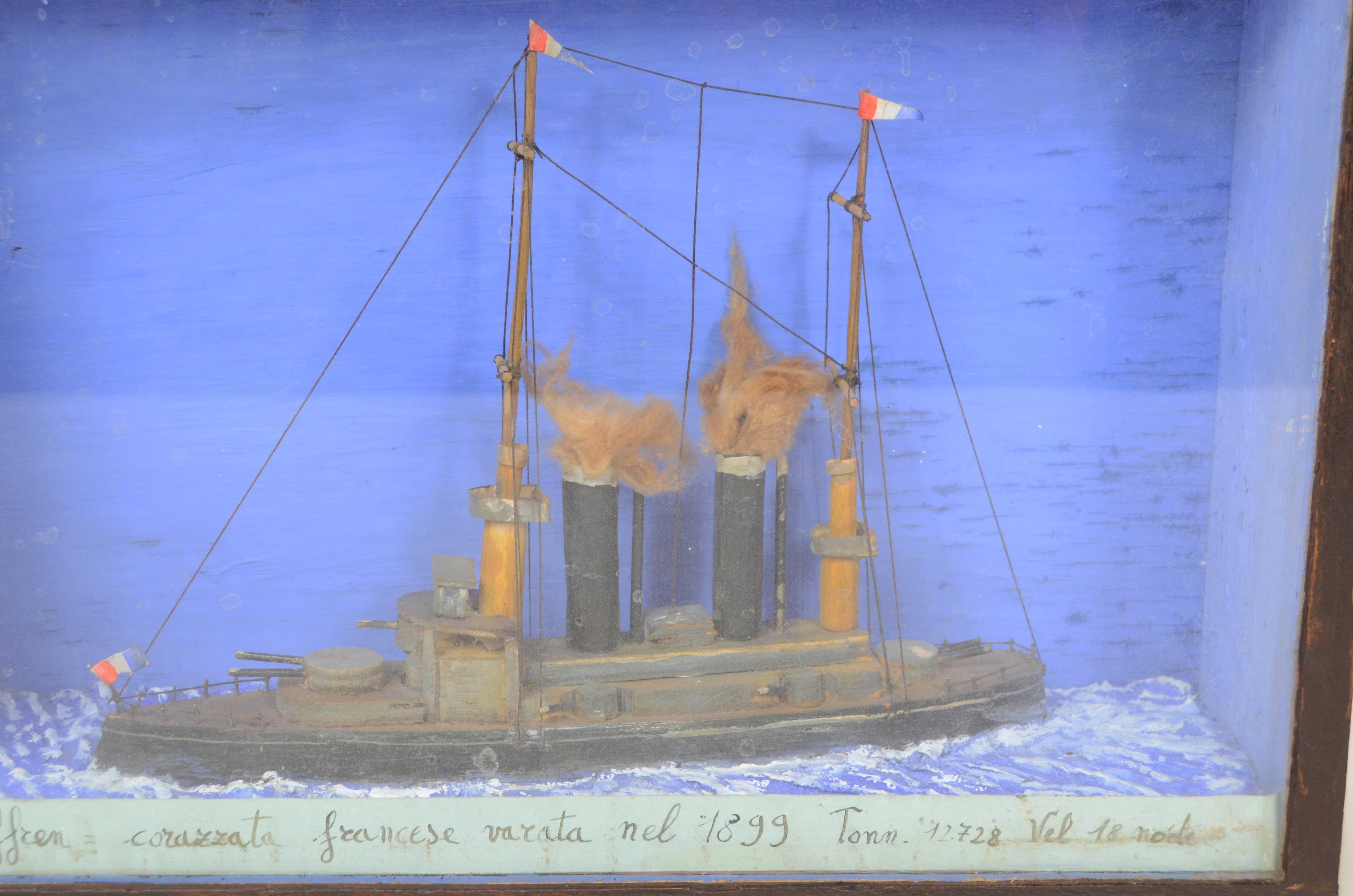Diorama nautique dans une vitrine rectangulaire du cuirassé français Suffren de 1899 Bon état - En vente à Milan, IT