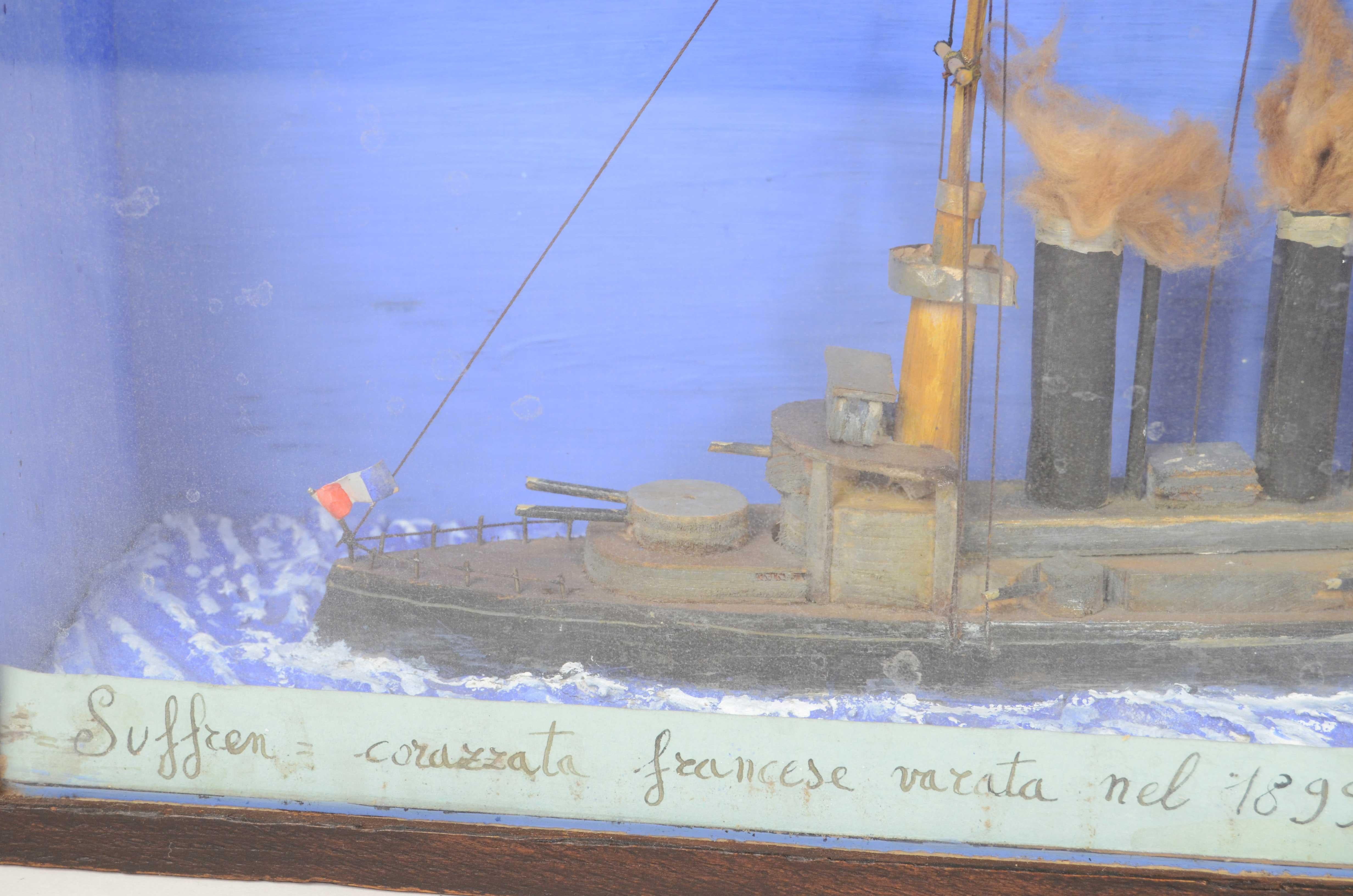 Verre Diorama nautique dans une vitrine rectangulaire du cuirassé français Suffren de 1899 en vente
