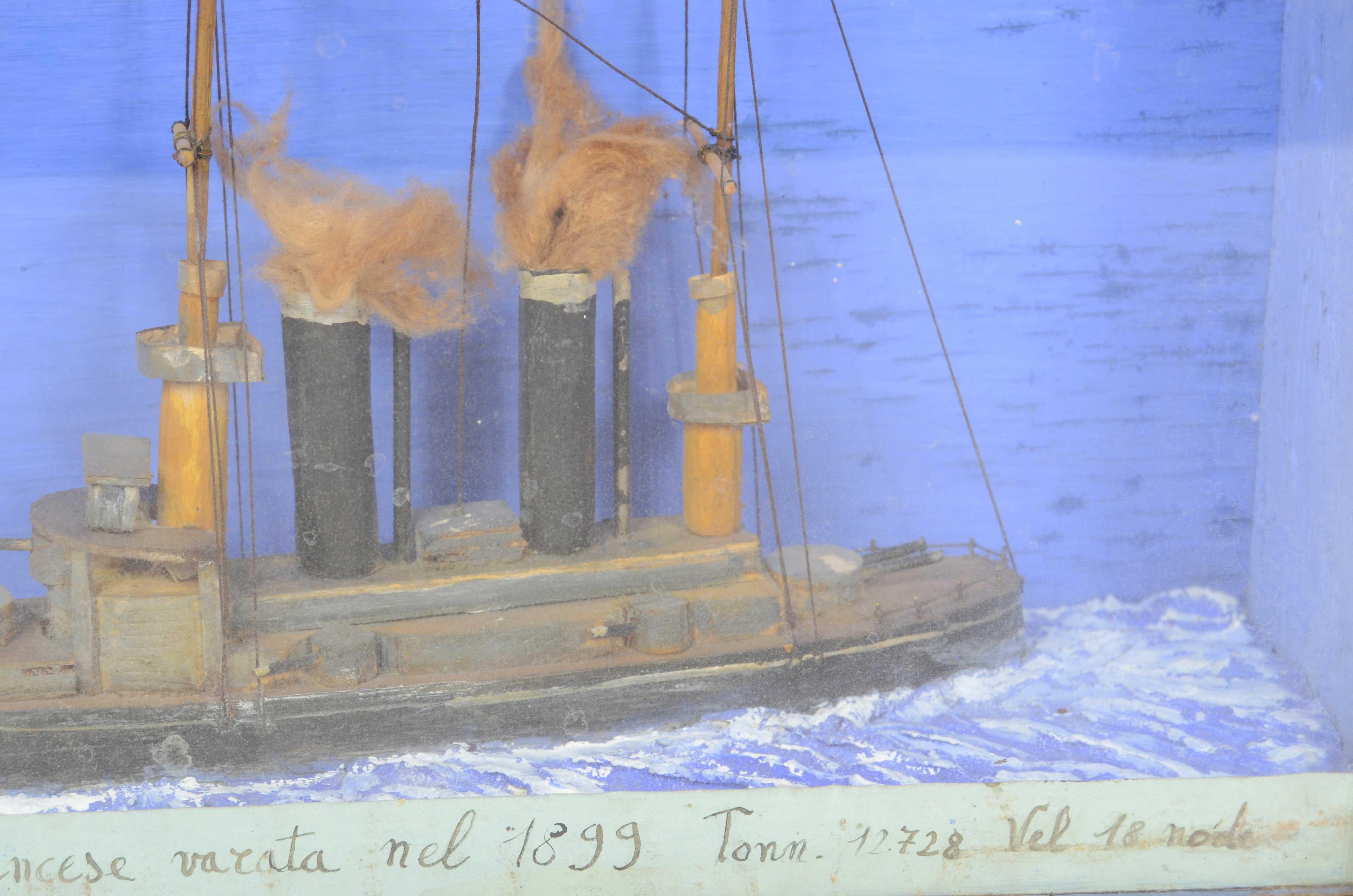 Diorama nautique dans une vitrine rectangulaire du cuirassé français Suffren de 1899 en vente 2