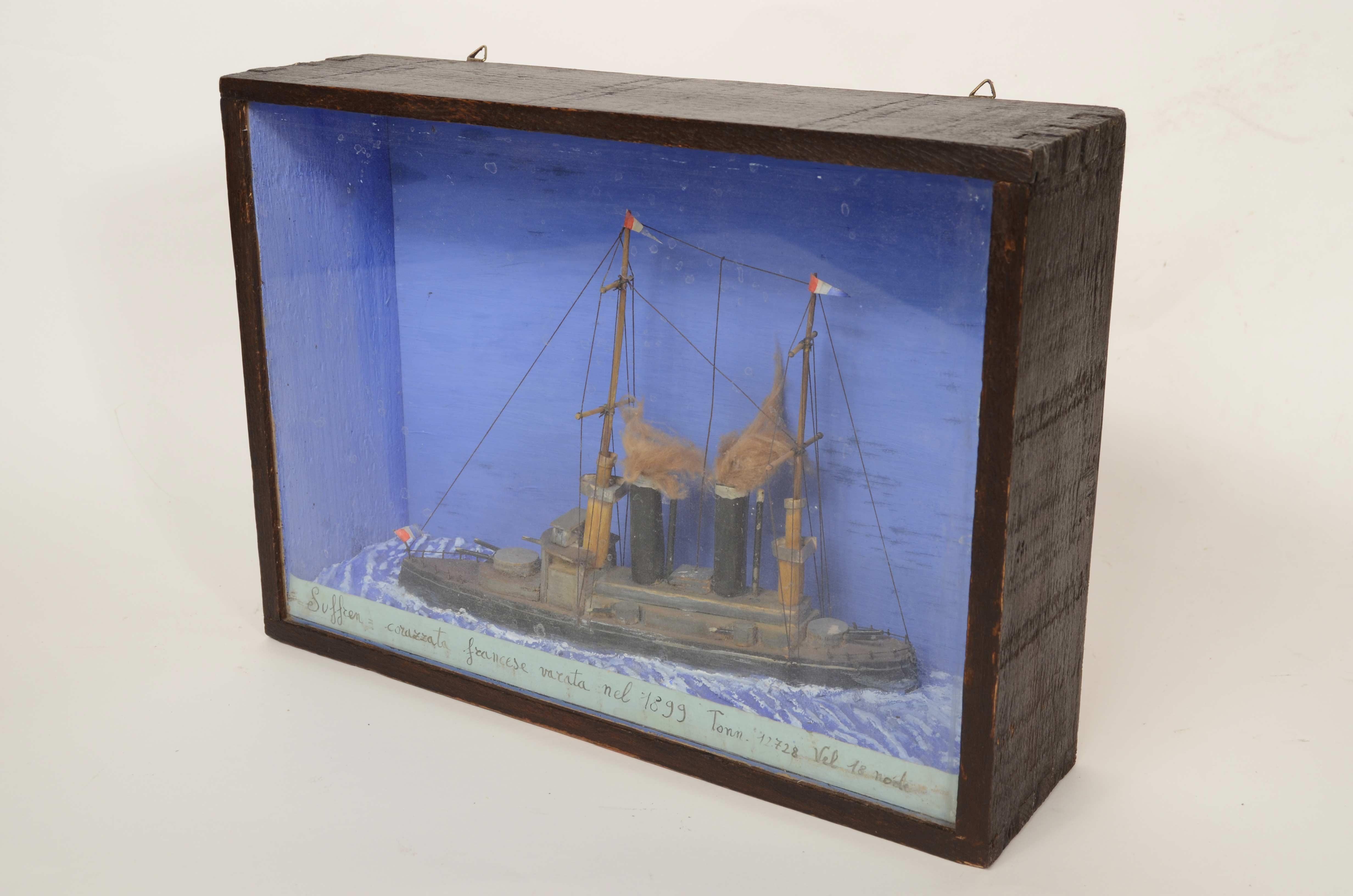 Diorama nautique dans une vitrine rectangulaire du cuirassé français Suffren de 1899 en vente 3