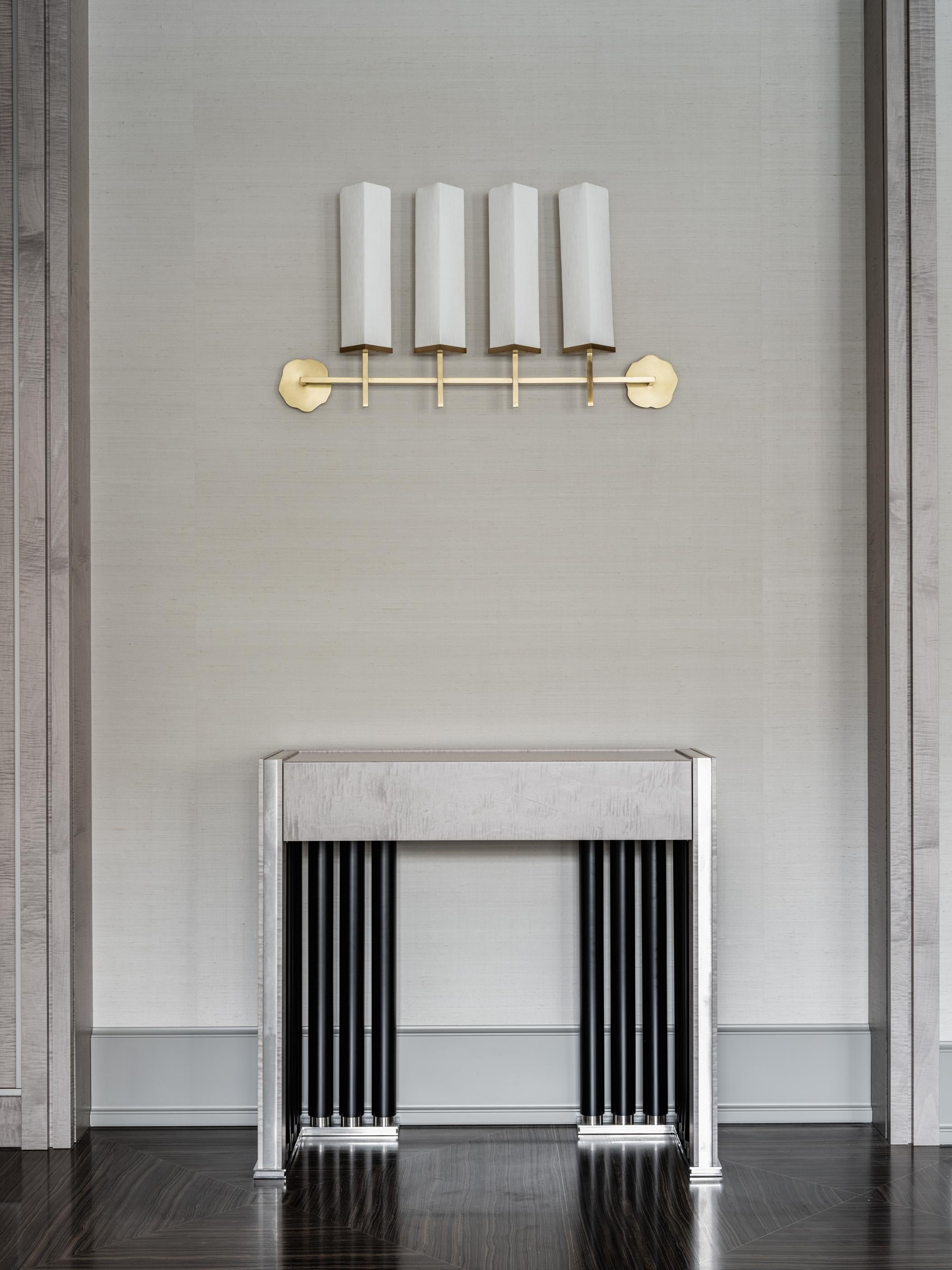 The “Diorda” contemporary console is a vivid combination of elegance and functionality. The rigour of its geometric shape is distinguished by a carefully thought-out colour scheme which turns it into an ‘objet d’art’. The main feature of this