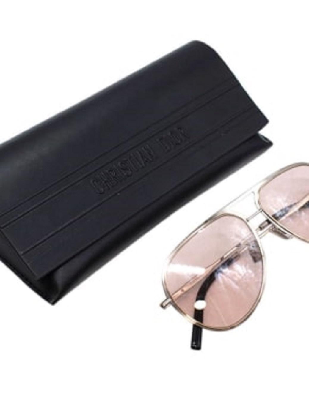 Dior DiorEssential 60MM DiorOblique Lens Metal Aviator Sunglasses

- Silver and gold trim
- Dior monogram lenses
- Pink tinted lenses
- Silver-toned temples

Material
Metal and acetate

Made in Italy

9.5/10 Excellent condition

PLEASE NOTE, THESE