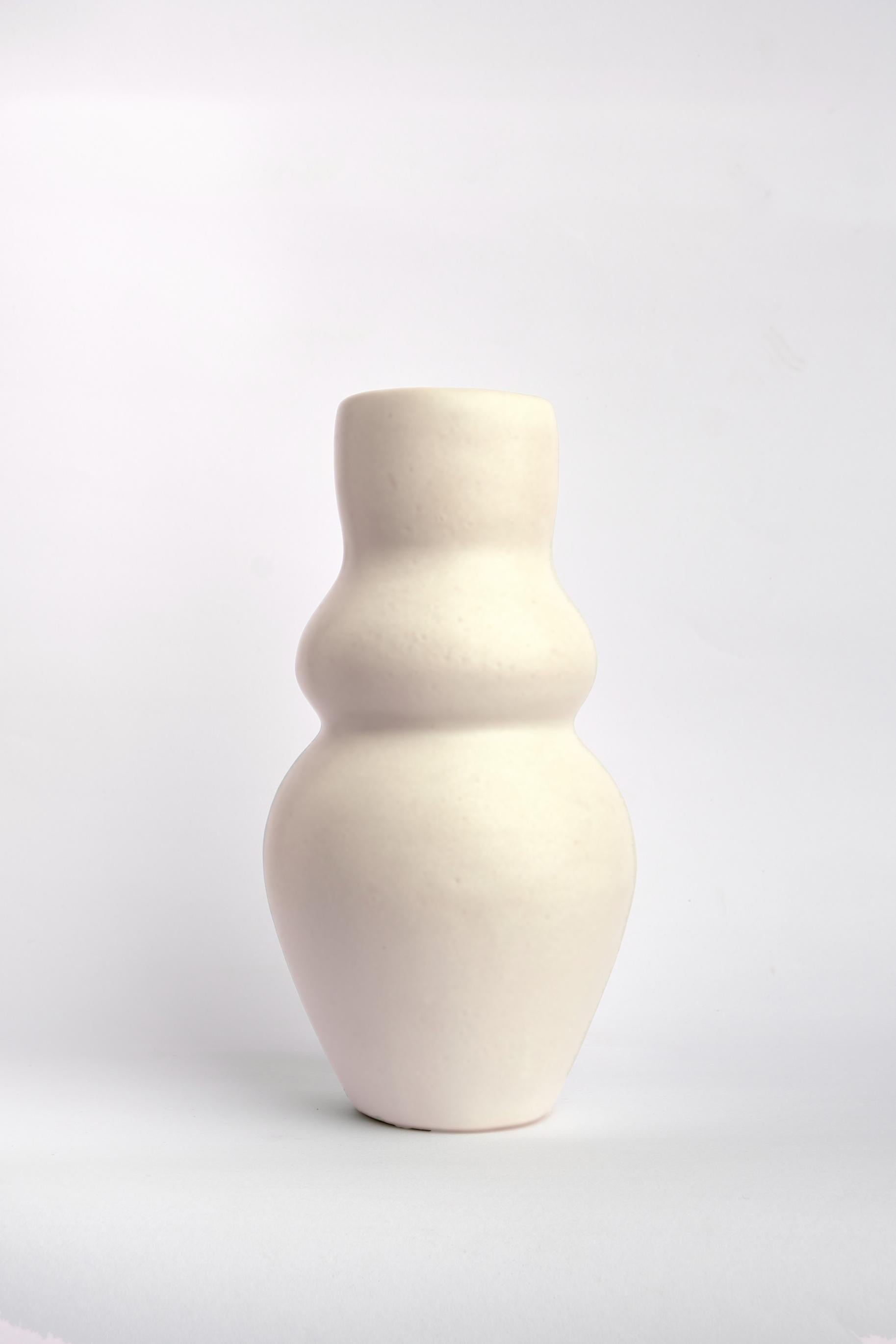 Diosa-Vase von Camila Apaez.
MATERIALIEN: Keramisch.
Abmessungen: 13 x H 27 cm
Optionen: White Bone, Chocolate, Charcoal black, Natural, Barro tostado.

Weitere Bilder sind nur Referenzen für andere Farbmöglichkeiten: White bone, Chocolate,