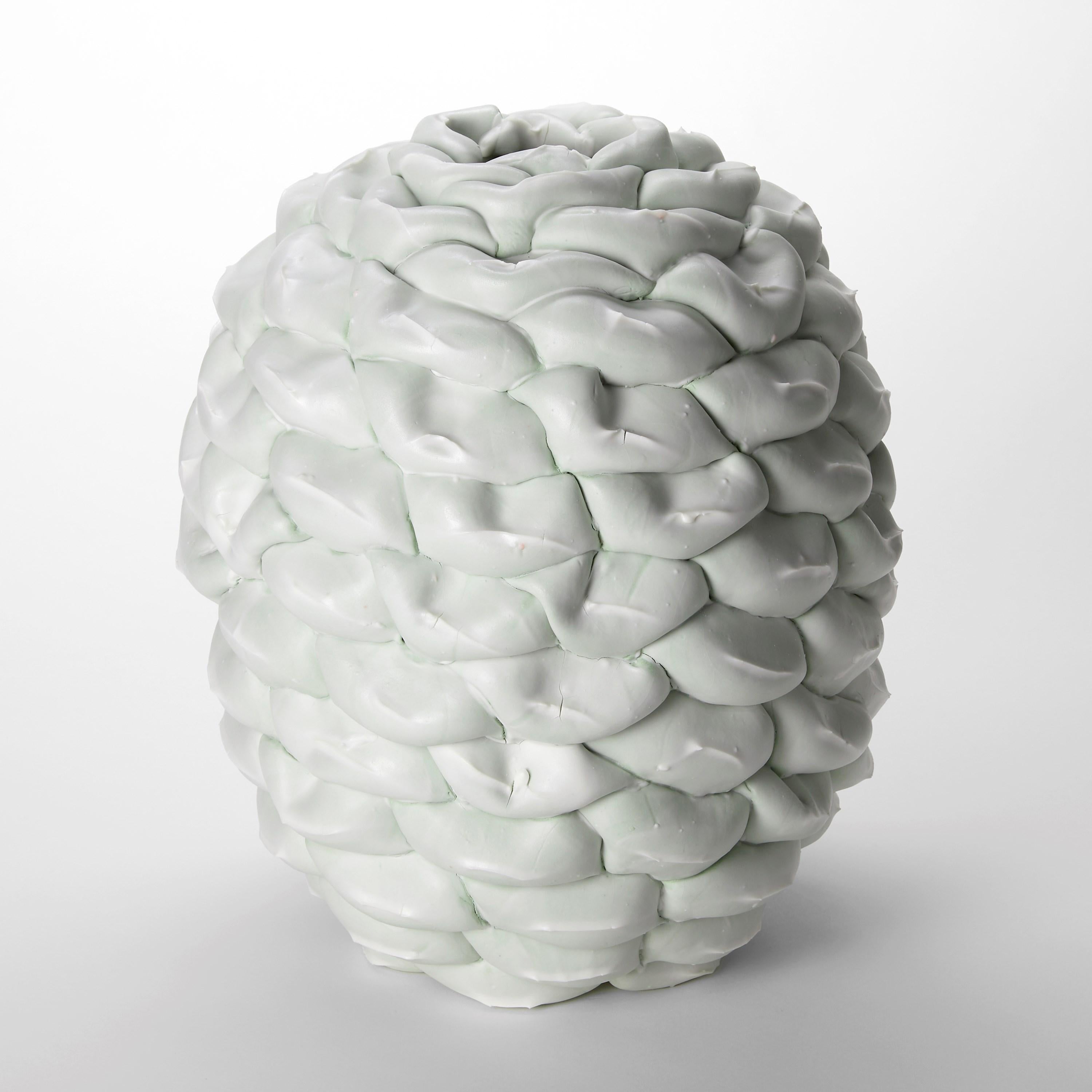 Organique Dip Foldes II, œuvre d'art vert et blanc en porcelaine, grès et céramique de Steven Edwards. en vente