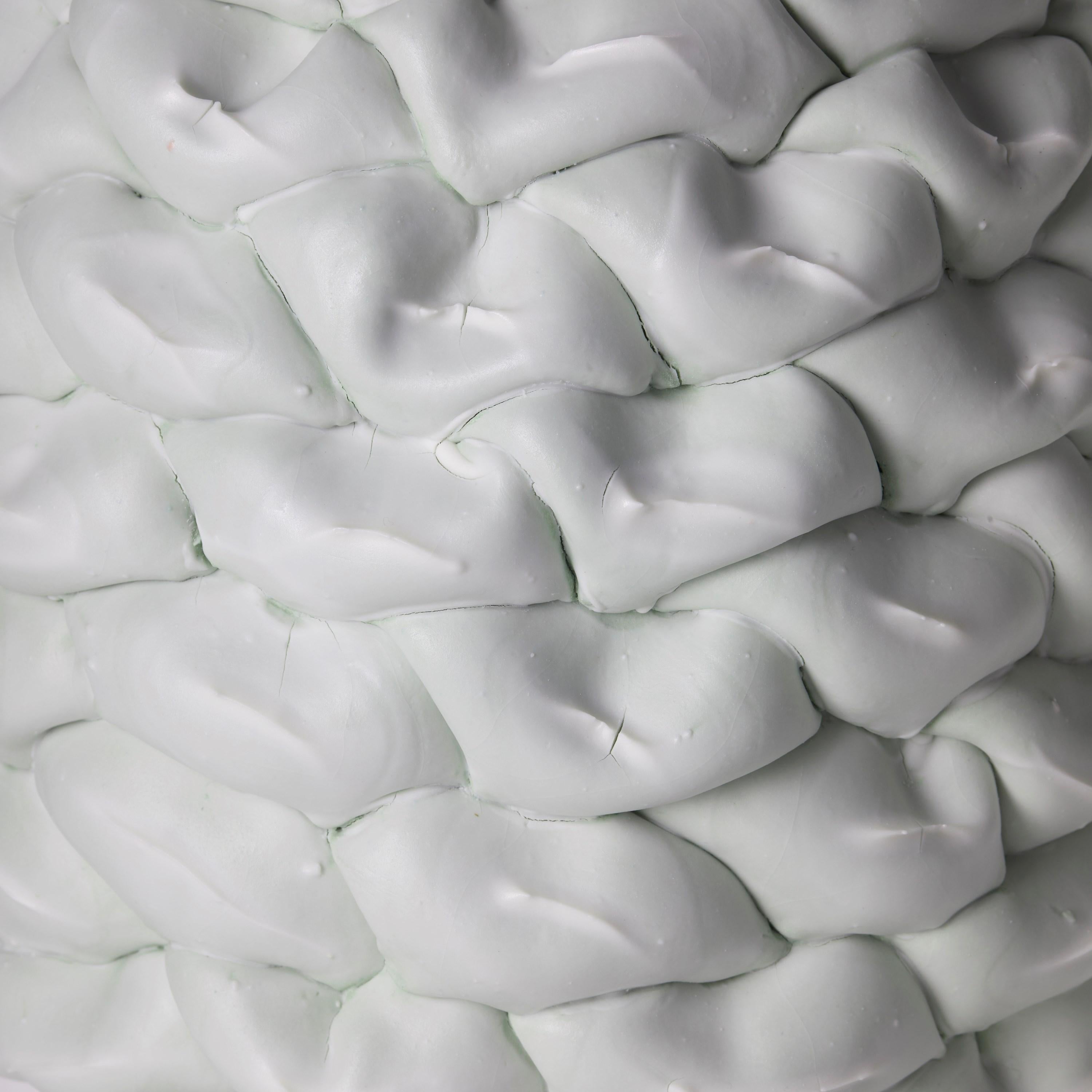 Britannique Dip Foldes II, œuvre d'art vert et blanc en porcelaine, grès et céramique de Steven Edwards. en vente