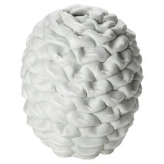 Dip Fold II, obra de arte en porcelana/ gres/barro verde y blanco de Steven Edwards Dip Fold II, obra de arte en porcelana/ gres/barro verde y blanco de Steven Edwards