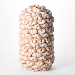 Dip Foldes IV, un'opera d'arte in gres e parian color corallo e bianco di Steven Edwards