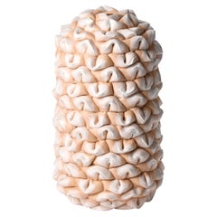 Dip Foldes IV, un'opera d'arte in gres e parian color corallo e bianco di Steven Edwards