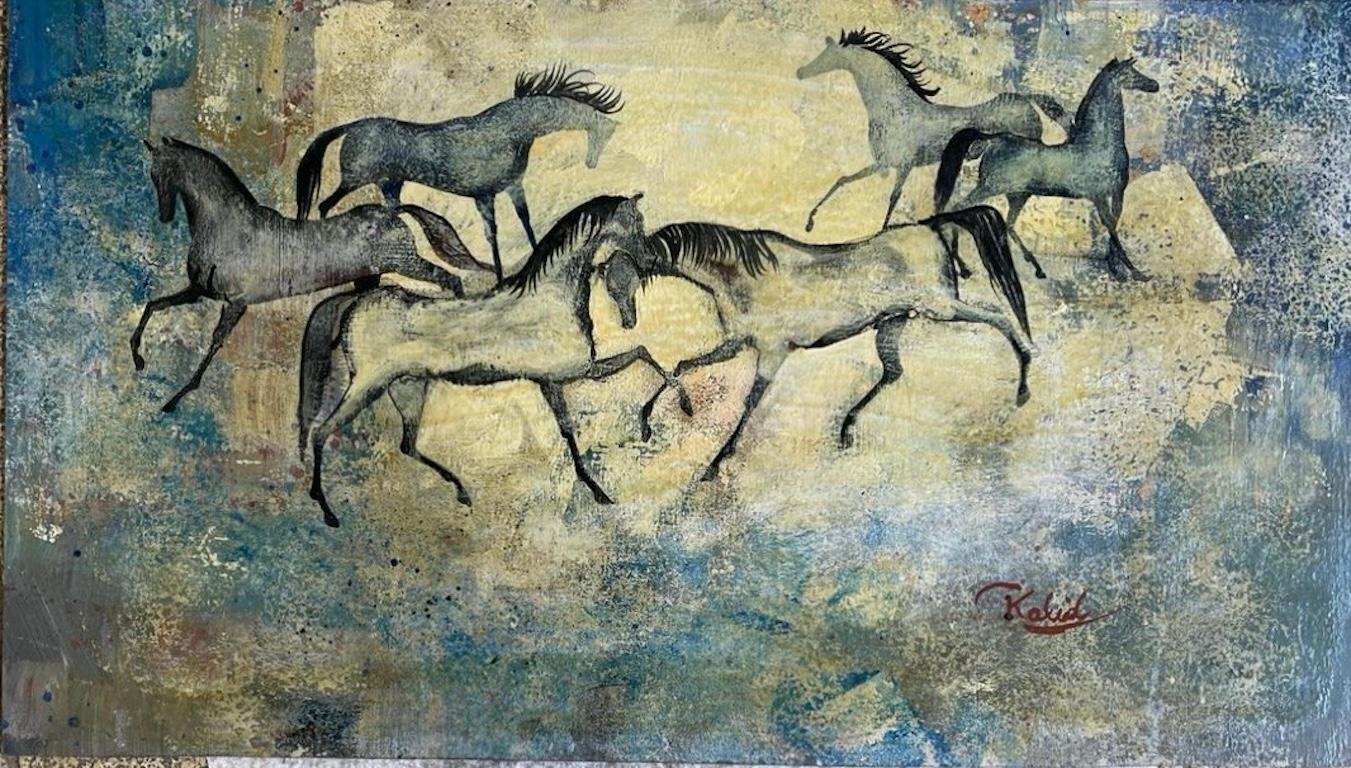 Gemischte Medien auf Tafel, die eine Fantasieszene mit 6 Pferden darstellt, die von Khaled Al Rahhal in den 1960er Jahren geschaffen wurde. Der Autor ist auch als Kalid al Rahal oder Khaled Rahhal bekannt.

Khaled Al-Rahal (auch Khālid al-Raḥḥāl,