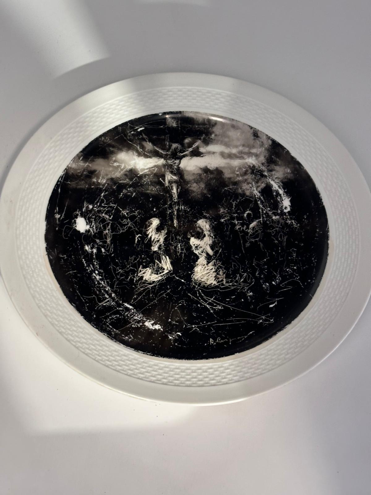 Œuvre représentant le Christ en croix   Élaboré en technique mixte avec du charbon de bois sur une plaque de céramique 
32 cm de diamètre  
L'article est en bon état de conservation, il n'y a pas de défauts esthétiques ou structurels majeurs à
