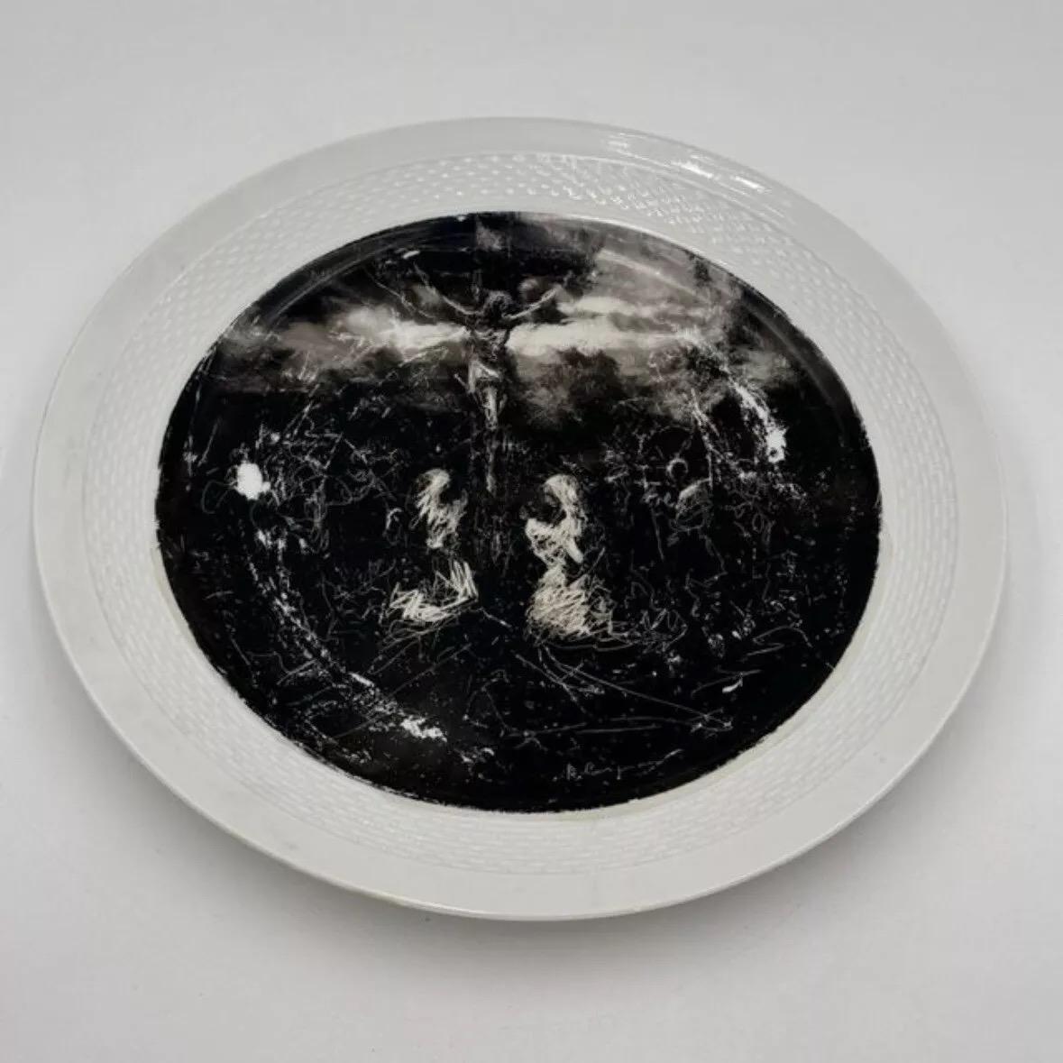 Opera raffigurante Cristo in croce


Elaborata con tecnica mista a carbone su piatto in ceramica


Diametro 32 cm


L’articolo è in buone condizioni conservative, non vi è alcun difetto estetico o strutturale importante da segnalare, solo lievi ed