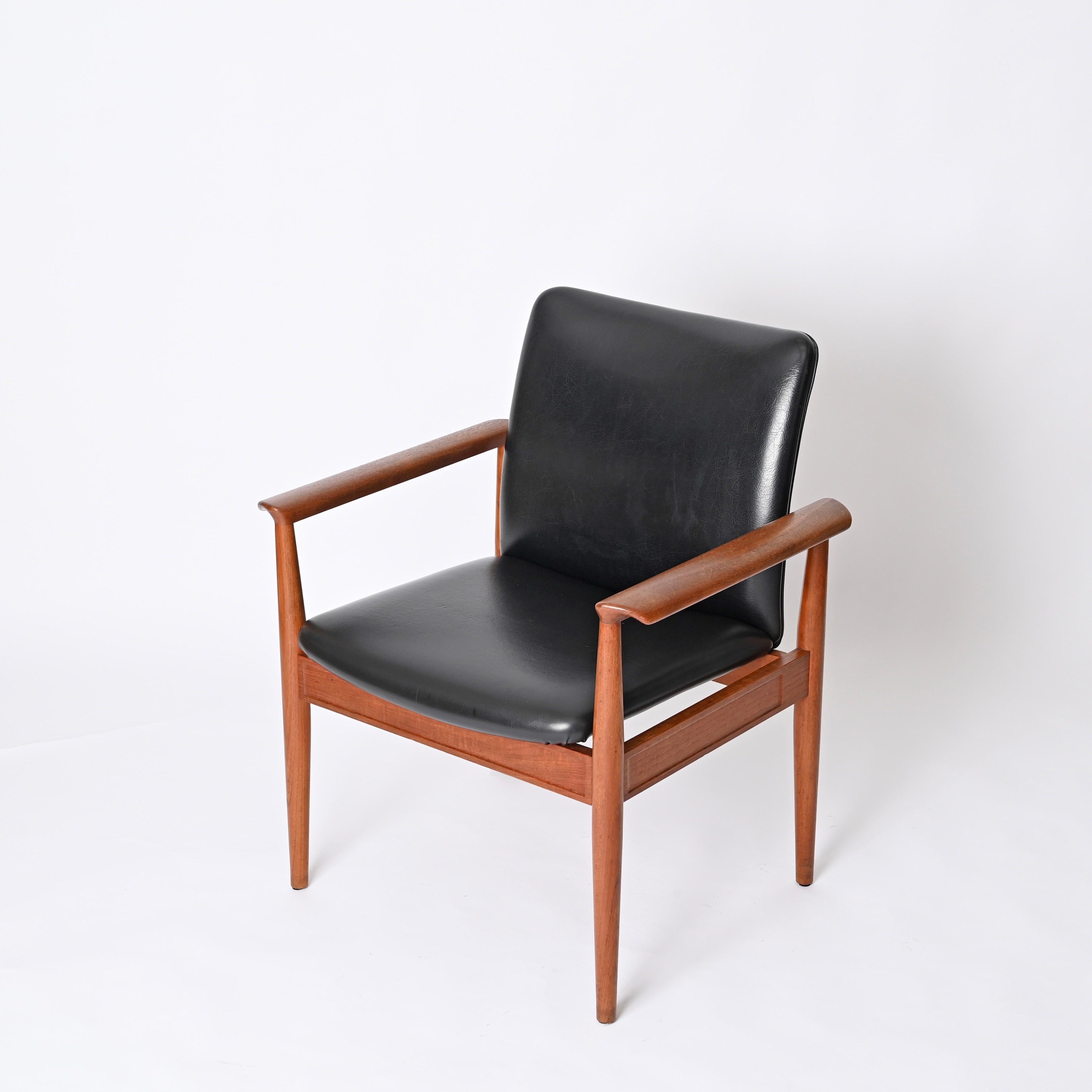 Stunning model 209 armchair or desk chair in leather and mahogany designed by Finn Juhl and produced by France & Søn, in Denmark during the 1960s. The armchair is signed on the bottom.

In amazing condition and fully original. This beautiful
