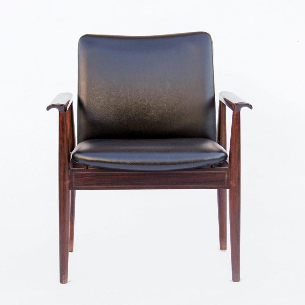 Chaise de bureau Diplomat en palissandre de Finn Juhls conçue en 1958 et produite entre 1958 et 1960 par Cado. Cette chaise est en parfait état, avec un beau grain de bois de rose et a été retapissée avec un beau cuir noir. Finn Juhl (1912-1989)