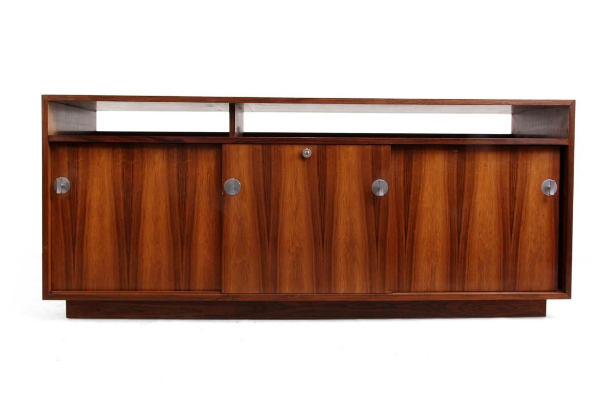 Diplomat sideboard in rosewood by Finn Jhul
A rosewood sideboard from the Diplomat series designed by Finn Juhl produced by Cado in Denmark in the mid-1960s three Sliding doors with Aluminum handles and adjustable shelves behind very good quality