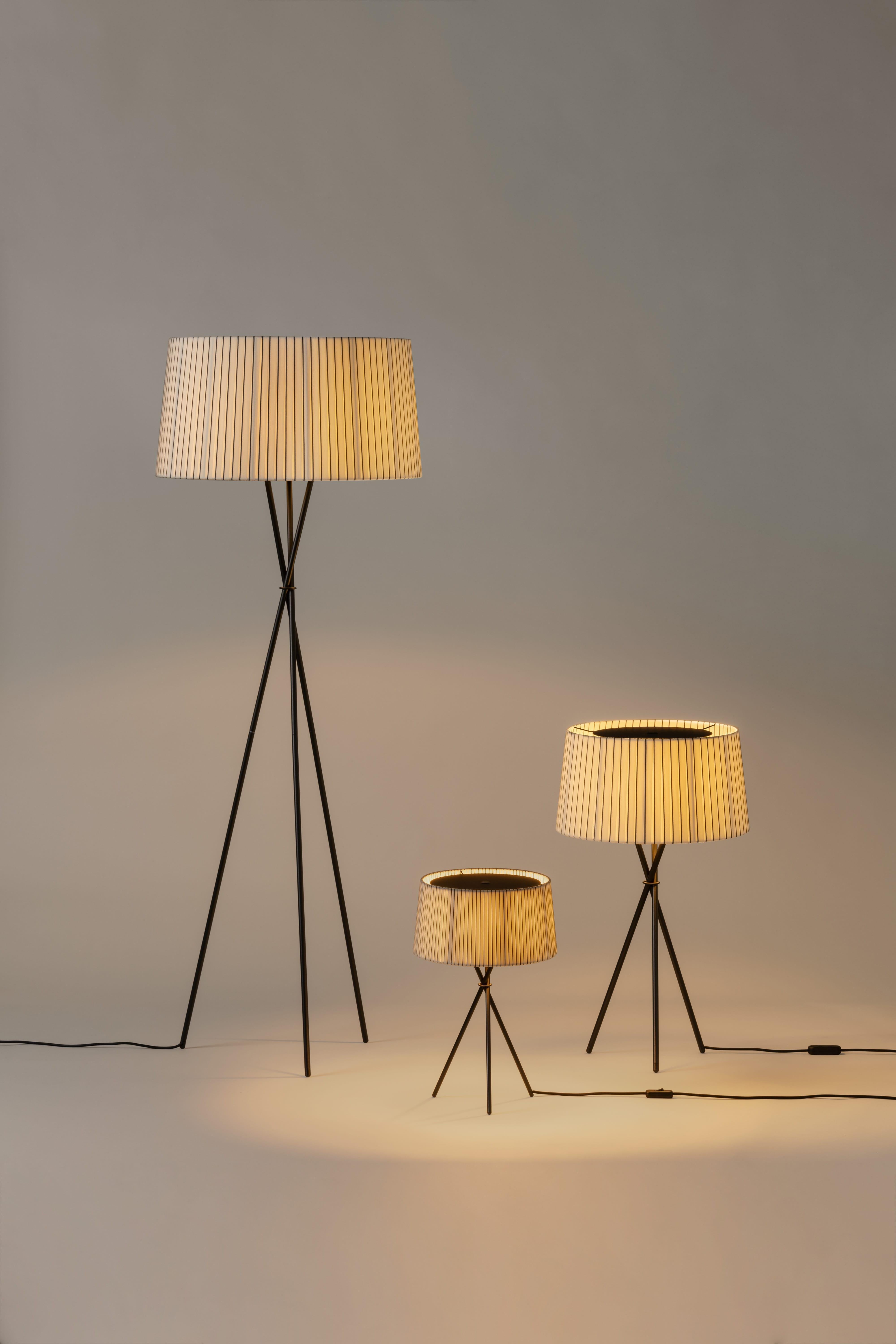 Diplomática Trípode G5 Floor Lamp by Santa & Cole In New Condition For Sale In Geneve, CH
