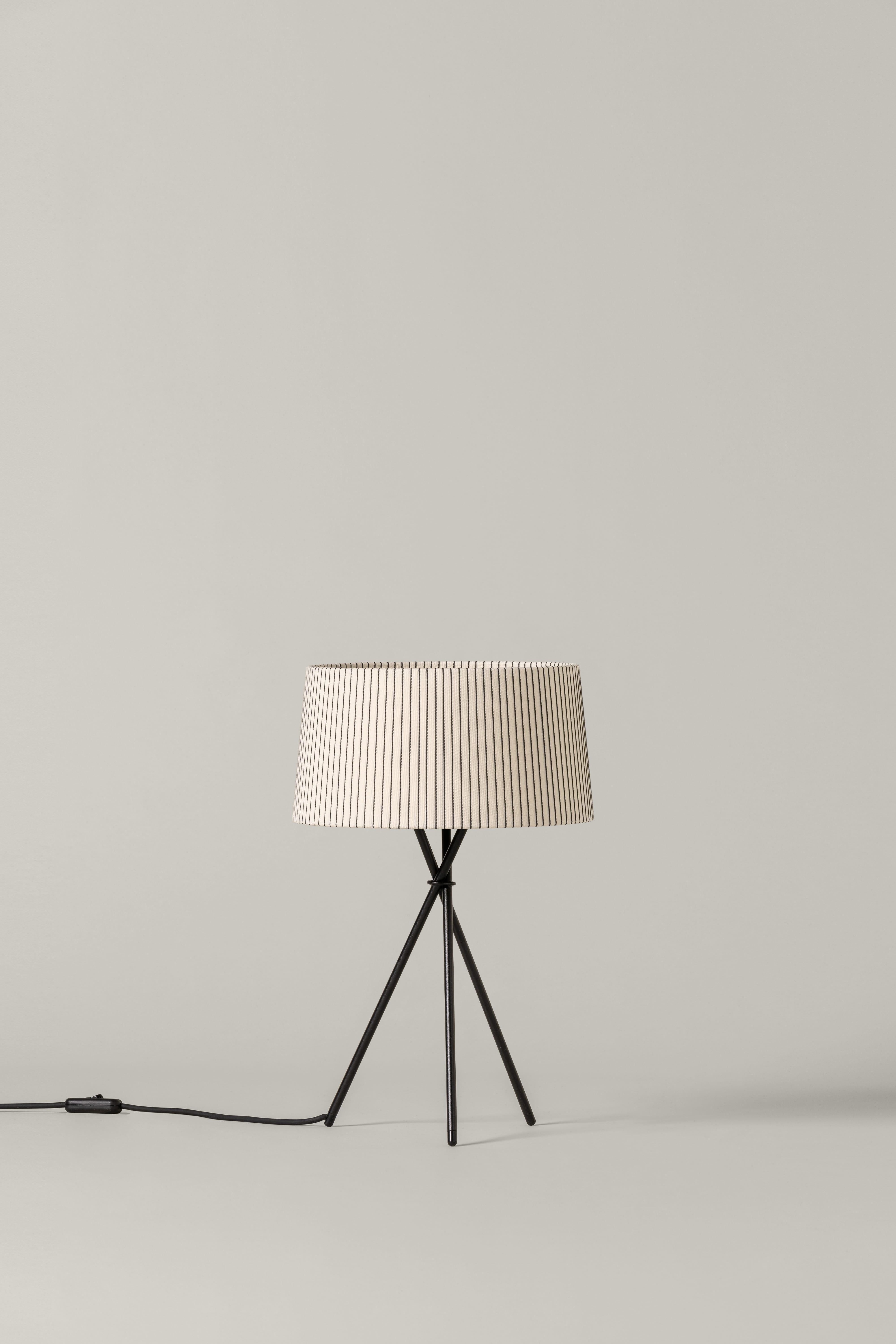 Diplomática trípode M3 table lamp by Santa & Cole
Dimensions: D 31 x H 50 cm
Materials: Metal, diplomática stripe ribbon lampshade.
Available in other colors finishes.

Trípode humanises neutral spaces with its colourful and functional
