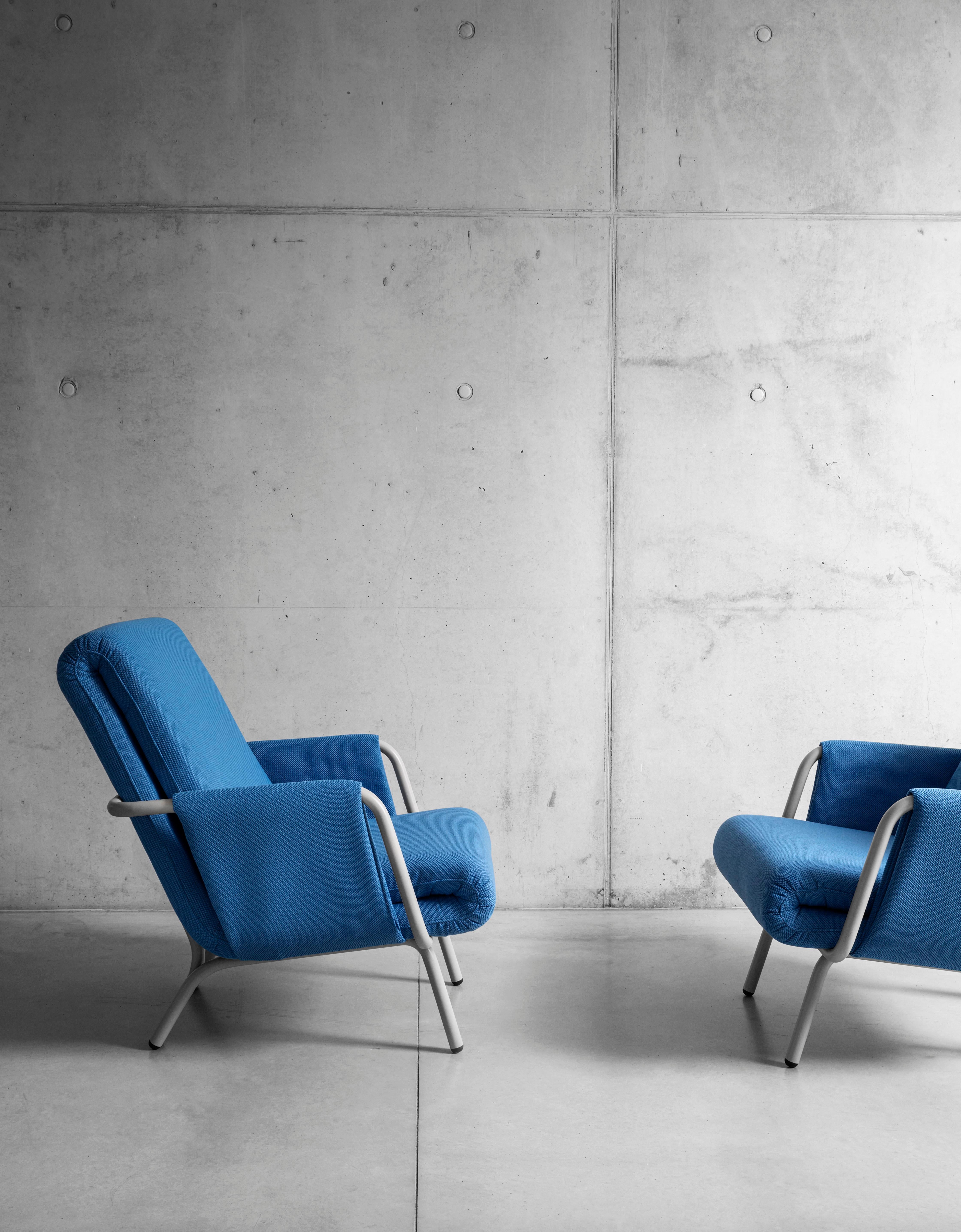 Diplopia addresses the theme of the ‘double’ and the ‘splitting’. The repetition of the seat, the back, and the legs, combined with the use of polyurethane foam, makes it a structurally strong and visually casual chair that does not suffocate in any