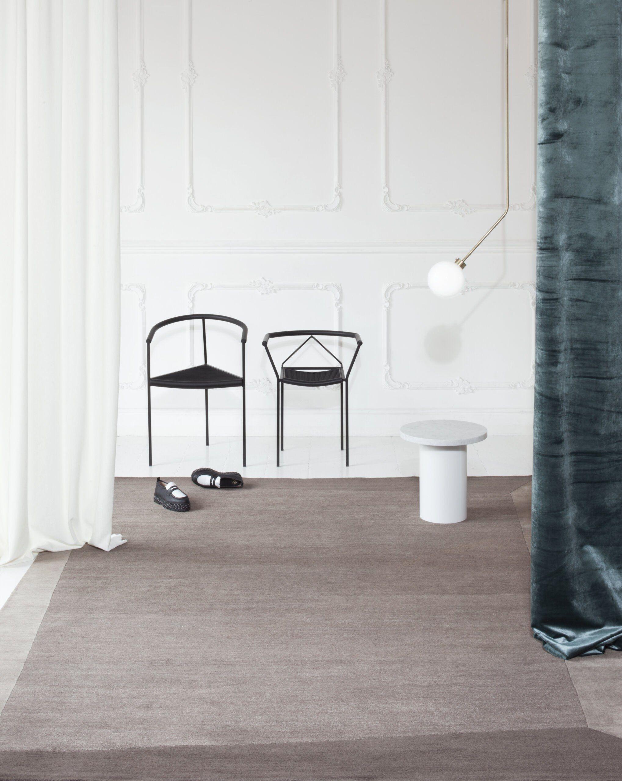Annodato a mano nell'atelier cc-tapis di Kathmandu, in Nepal. Il tappeto è realizzato con trama di cotone, lana dell'Himalaya, seta e vello di aloe, provenienti dalle aree circostanti l'Atelier. 125.000 nodi singoli per metro quadro circa. La