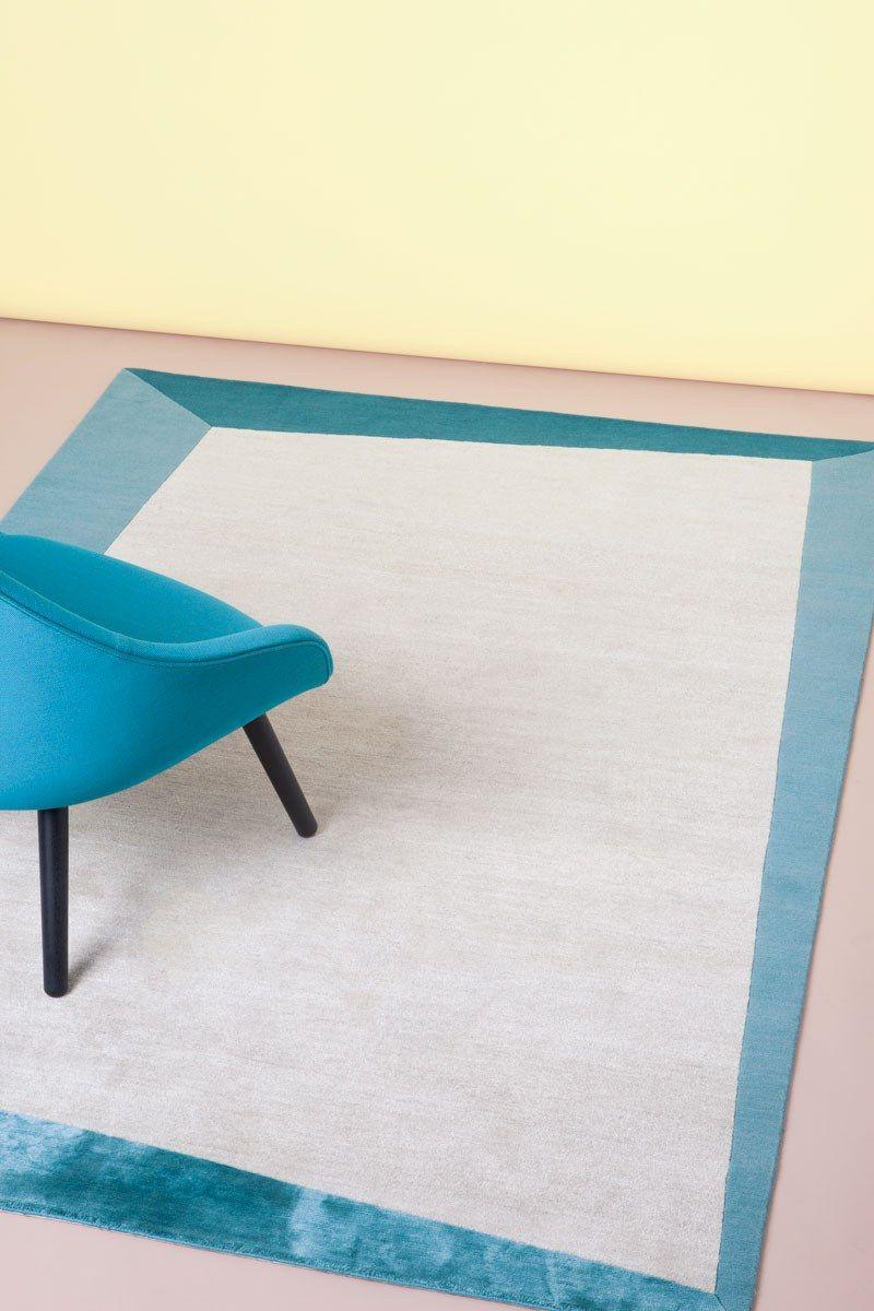 Annodato a mano nell'atelier cc-tapis di Kathmandu, in Nepal. Il tappeto è realizzato con trama di cotone, lana dell'Himalaya, seta e vello di aloe, provenienti dalle aree circostanti l'Atelier. 125.000 nodi singoli per metro quadro circa. La