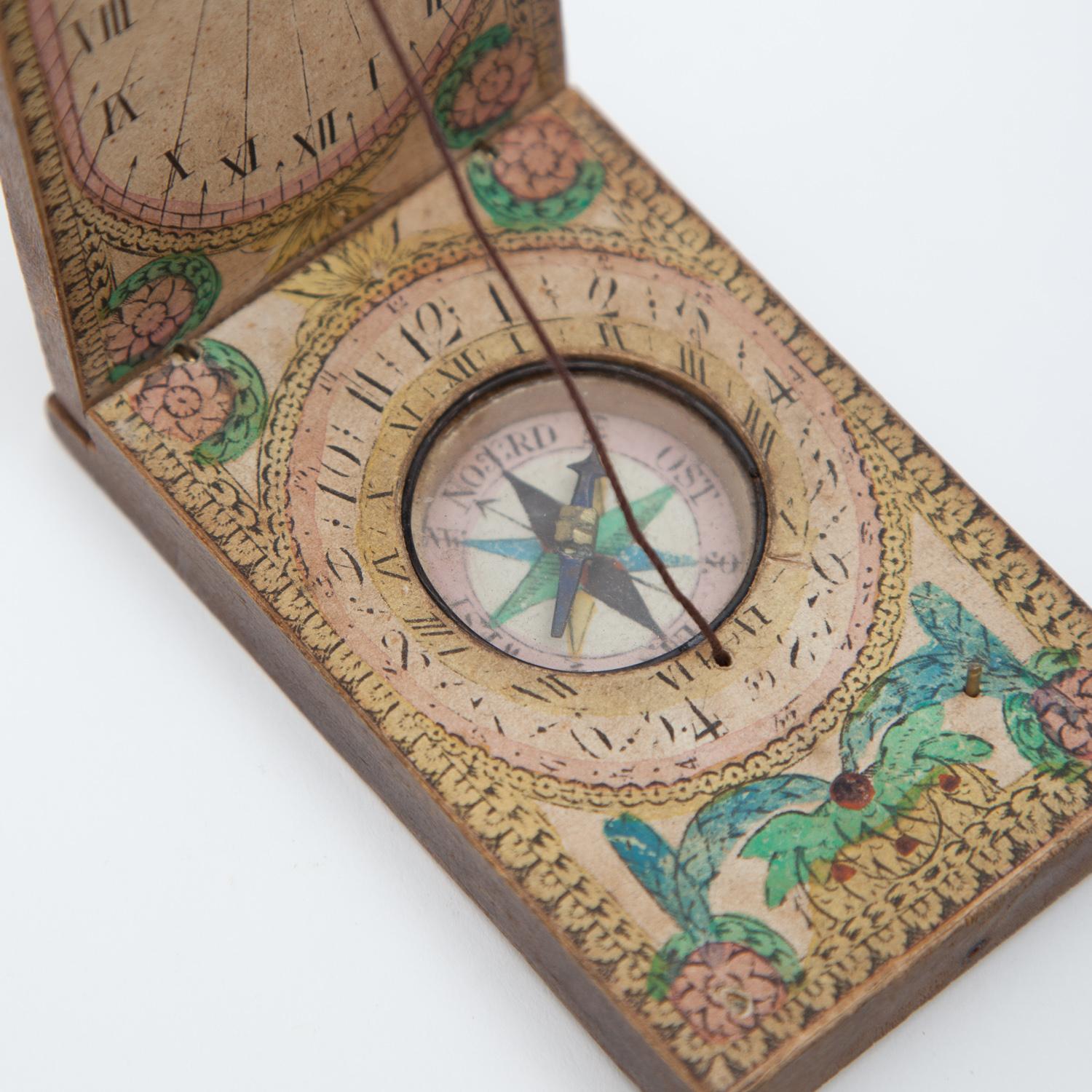 Exquisite diptych portable maritime sundial and compass, circa 1780.

Made from fruitwood and hand-painted paper. Excellent condition, although the string has been replaced.