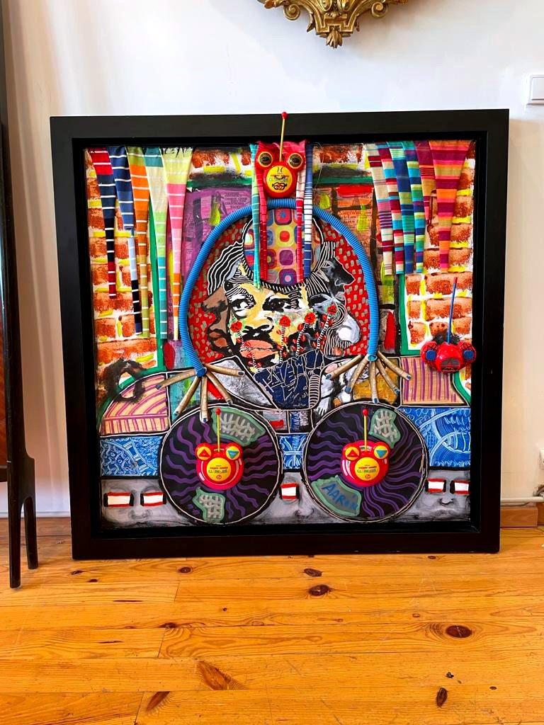 Sublime œuvre d'AARON HINOJOSA (1958-2018), c'est une œuvre réalisée en technique mixte, collage de tissus et de plastique.

Période : XXème
Circa : 1989
Mesures : H : 100 x L : 100cm

Né dans la ville de Oaxaca au Mexique, Aaron Hinojosa a passé