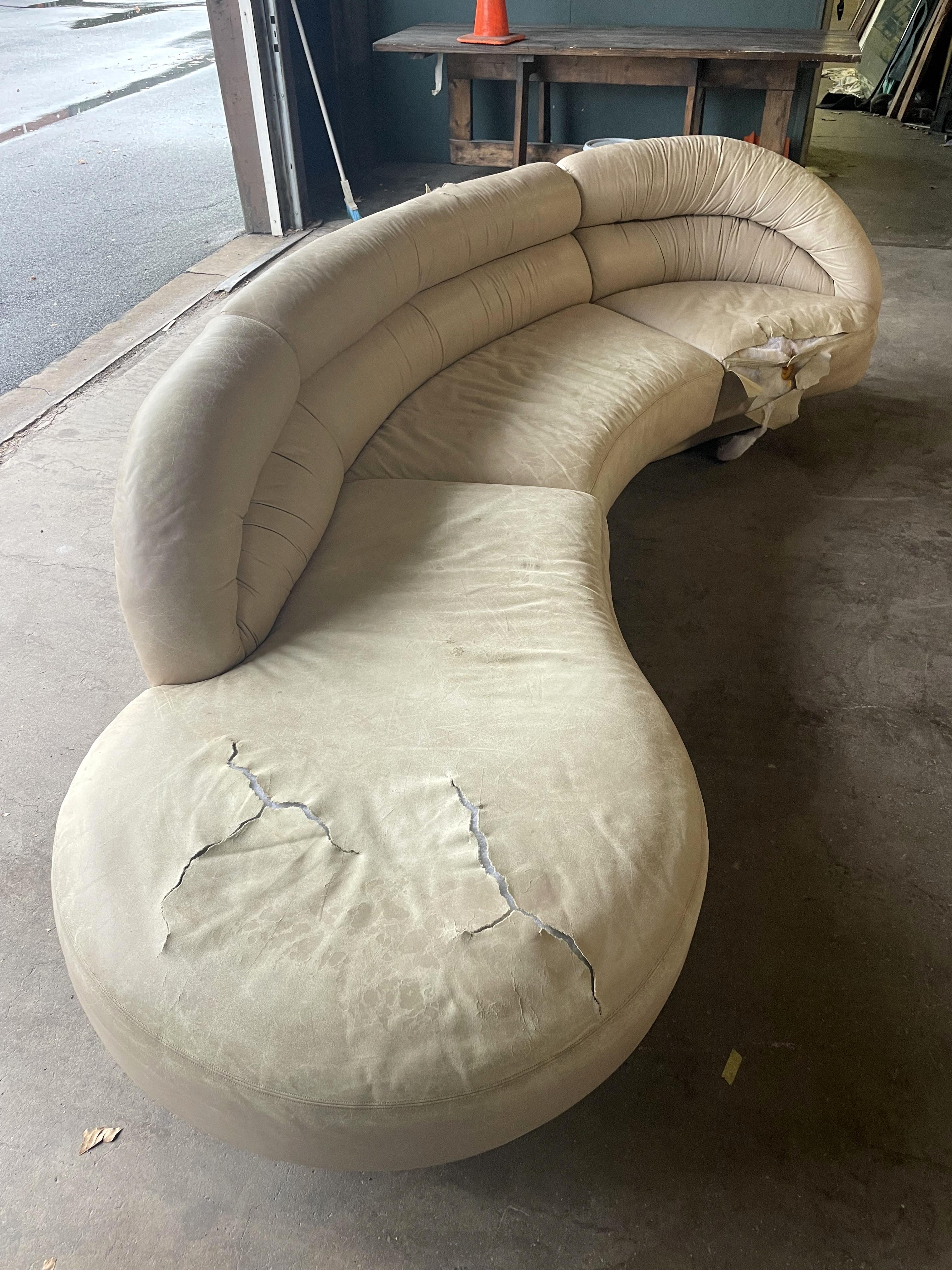 Progetto Pezzo
Tieni presente che questo divano deve essere rivestito.
La poltrona componibile, in figura, è venduta separatamente.

Anche se questo divano dovrà essere recuperato, è comunque uno dei migliori design di Directional.   Le linee curve