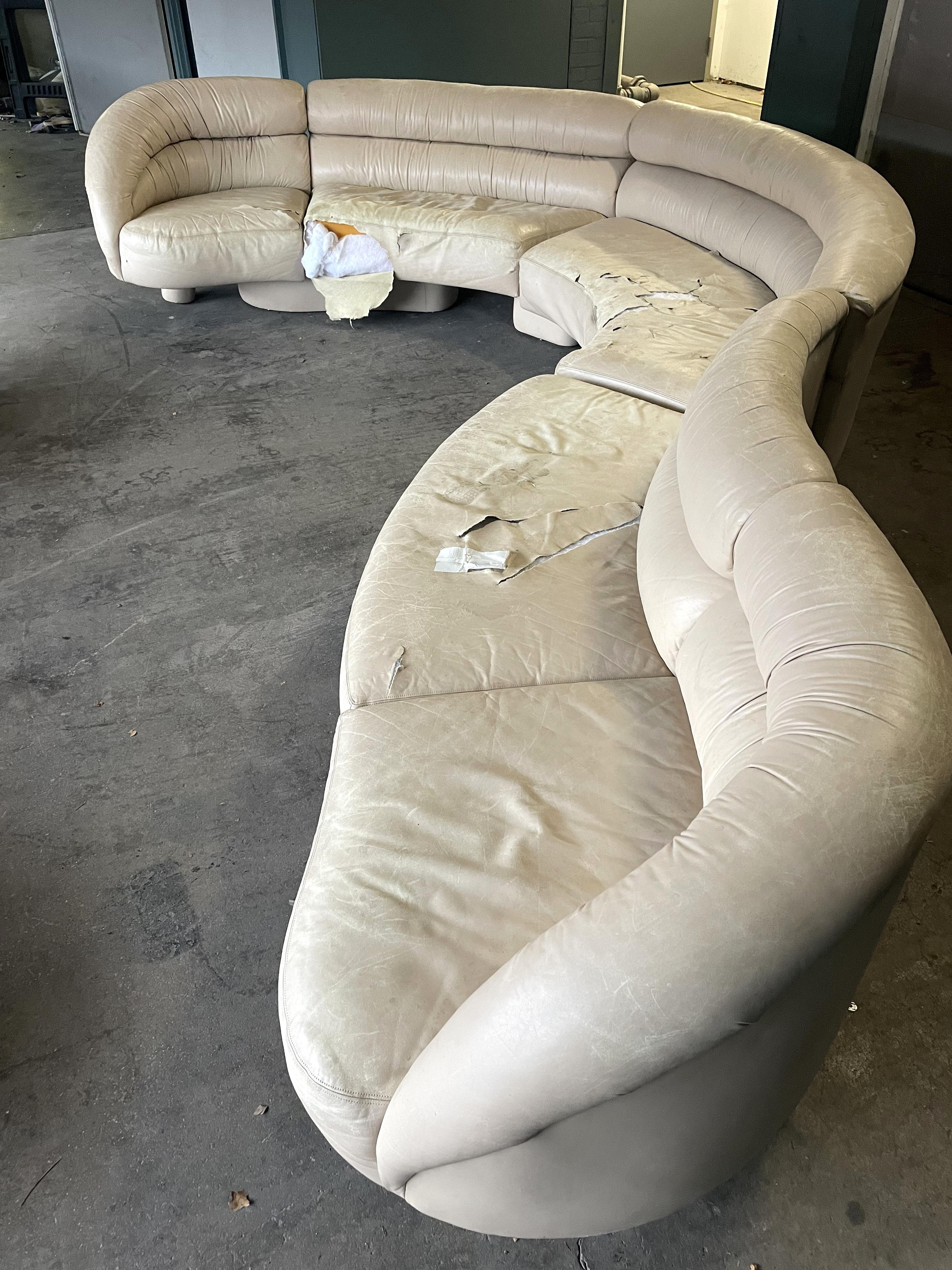 Progetto Pezzo
Tieni presente che questo divano deve essere rivestito.

Uno dei migliori design di Directional.
Il divano a serpentina Directional più incredibile che possa esistere.
Questo divano e il suo compagno (venduto separatamente) provengono