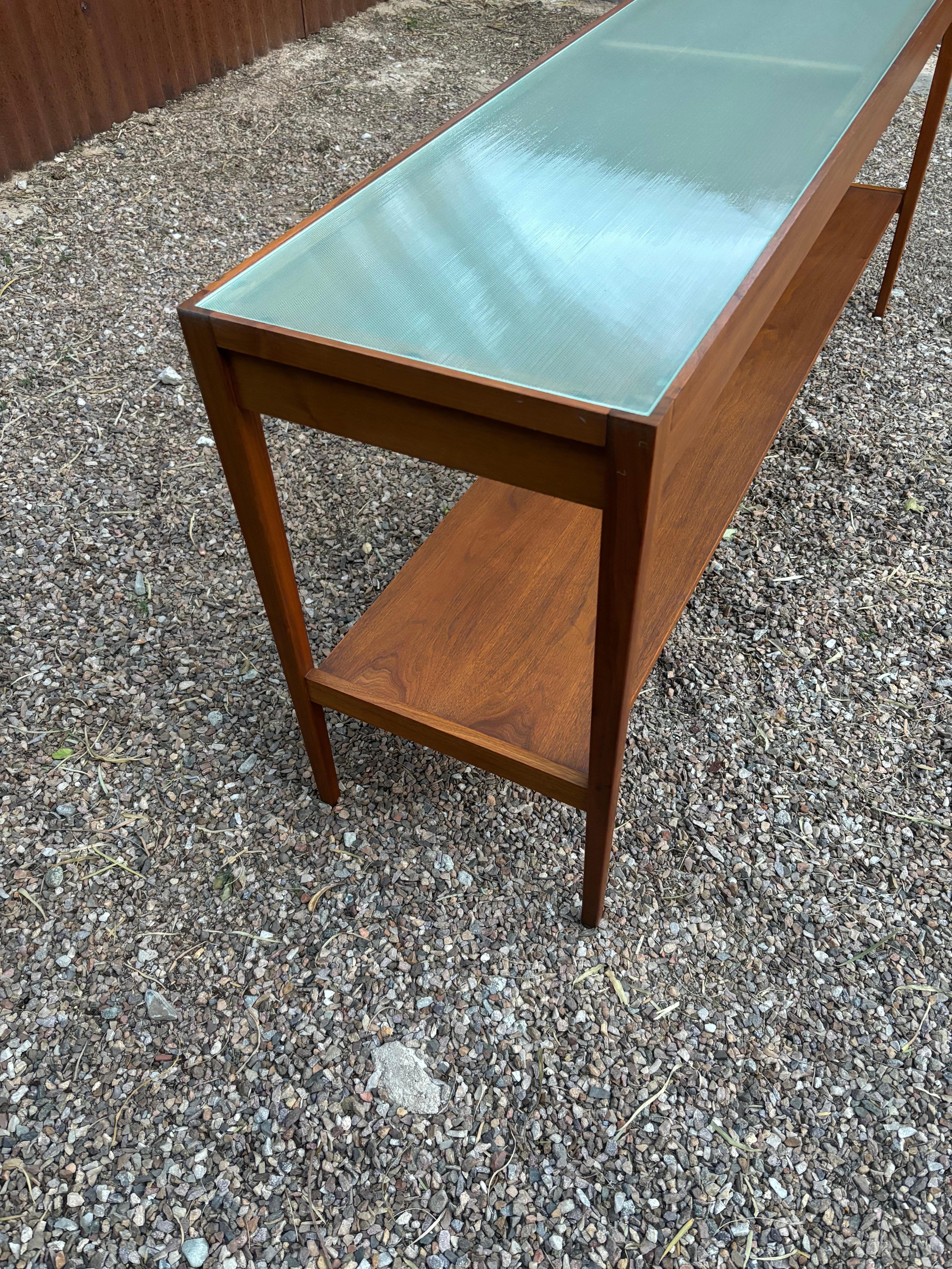 Directional Console attributed to Milo Baughman In Good Condition For Sale In Philadelphia, PA