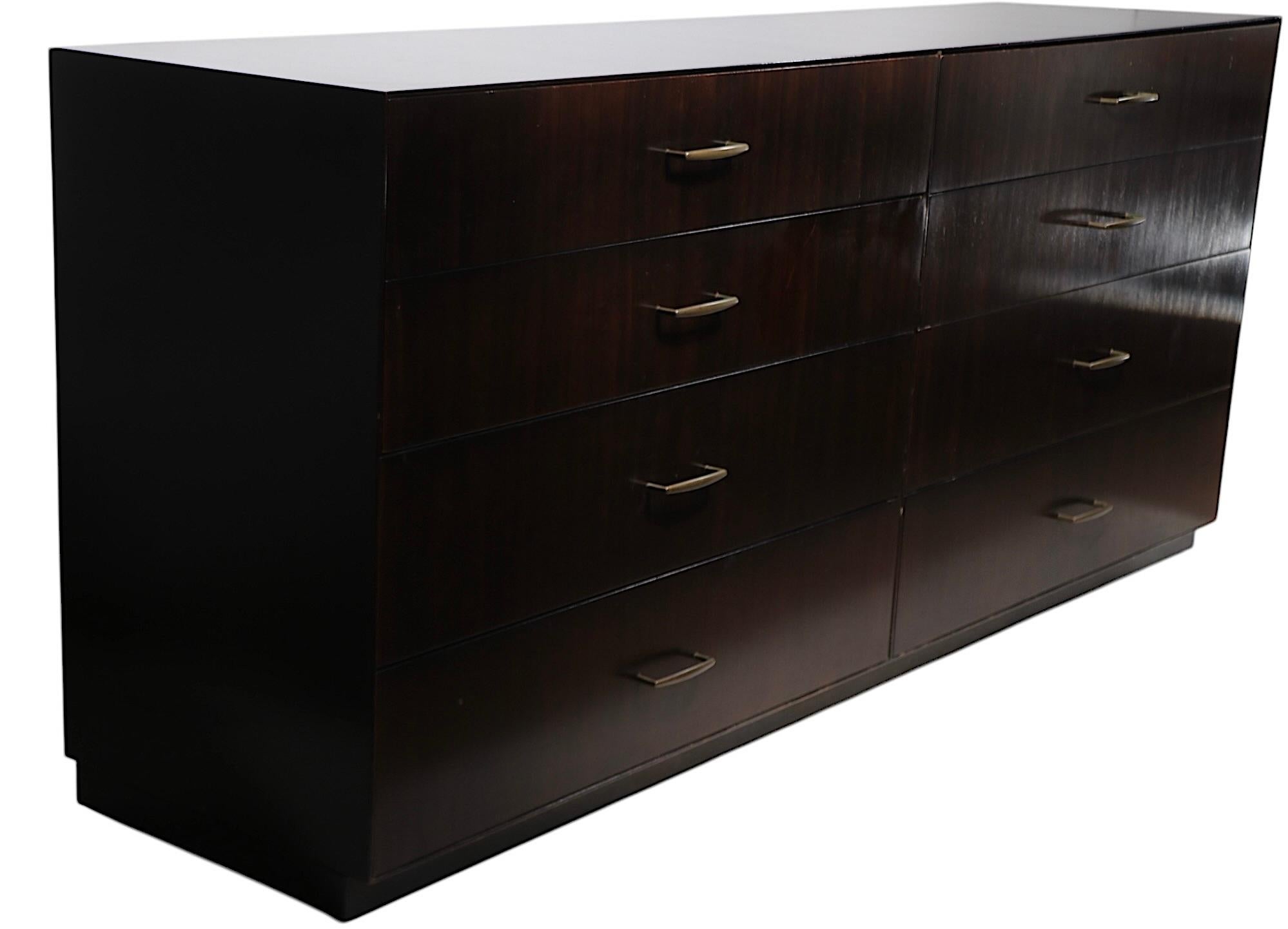 Mid-Century moderno Directional Custom Collection'S a otto cassetti  Cassettone in vendita