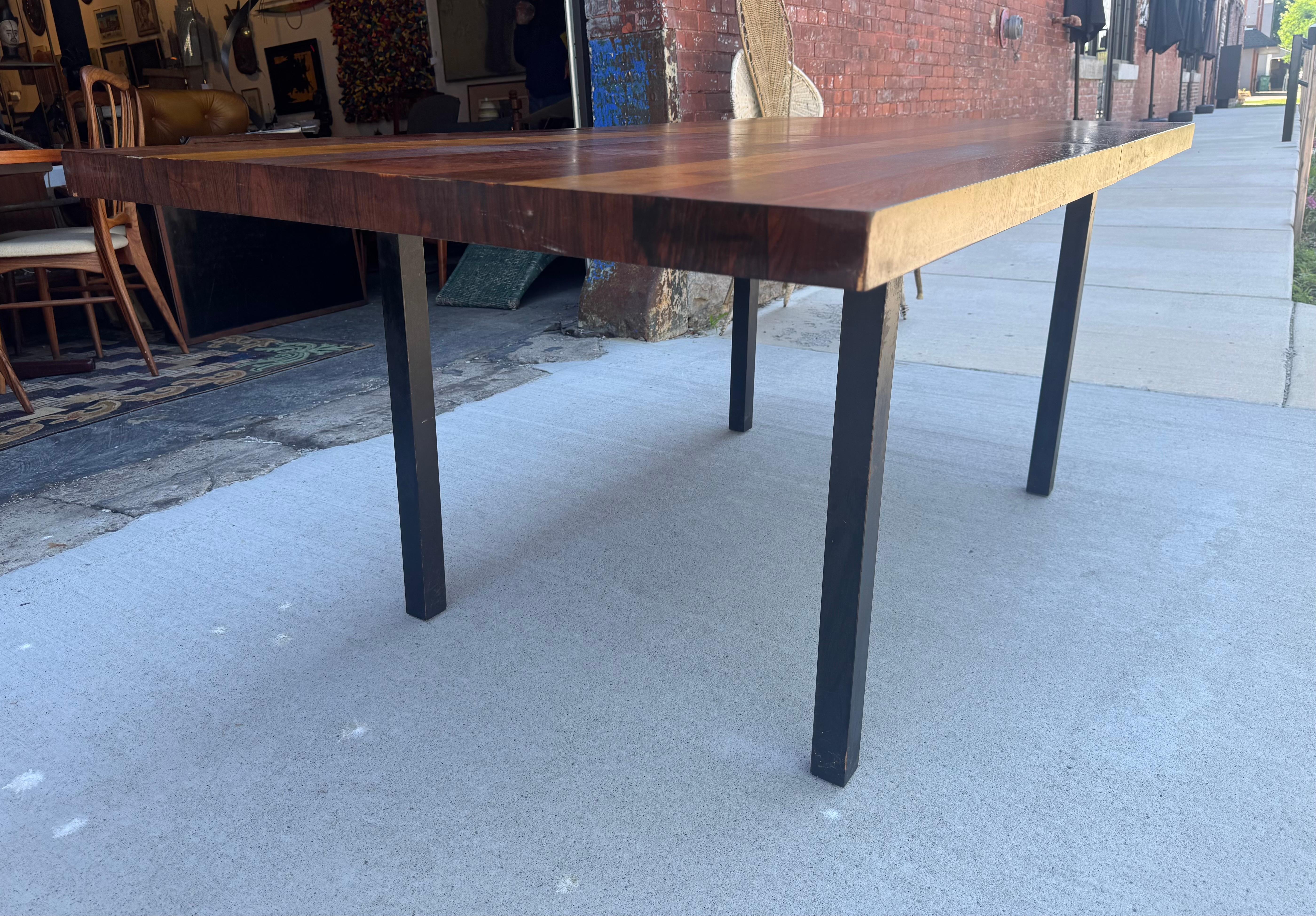 American Directional Dining Table designed by Milo Baughman / Classic Modernist Design For Sale