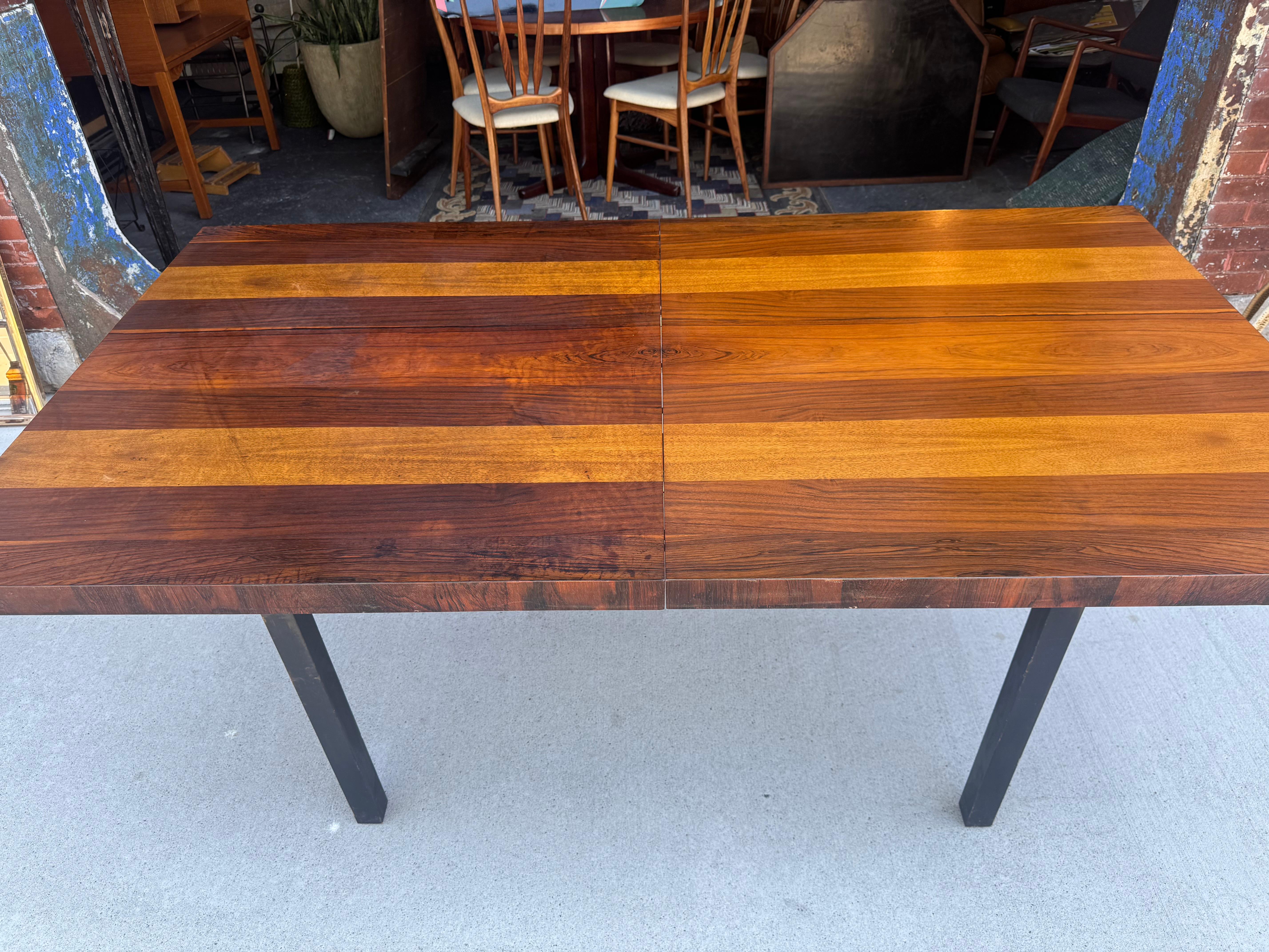 Directional Dining Table designed by Milo Baughman / Classic Modernist Design In Fair Condition For Sale In Buffalo, NY