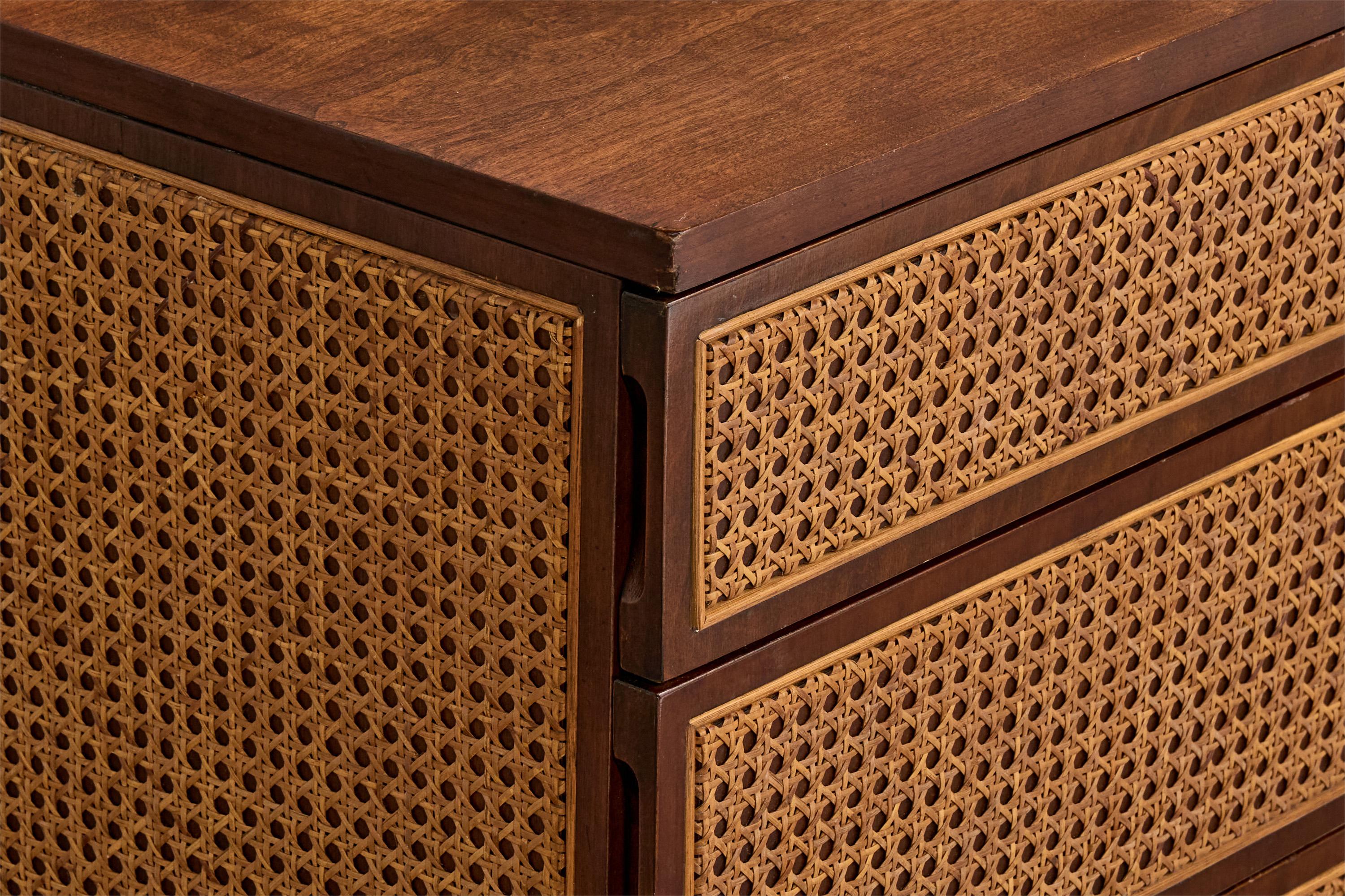 Milieu du XXe siècle Directional, commode, noyer, canne, USA, années 1960 en vente