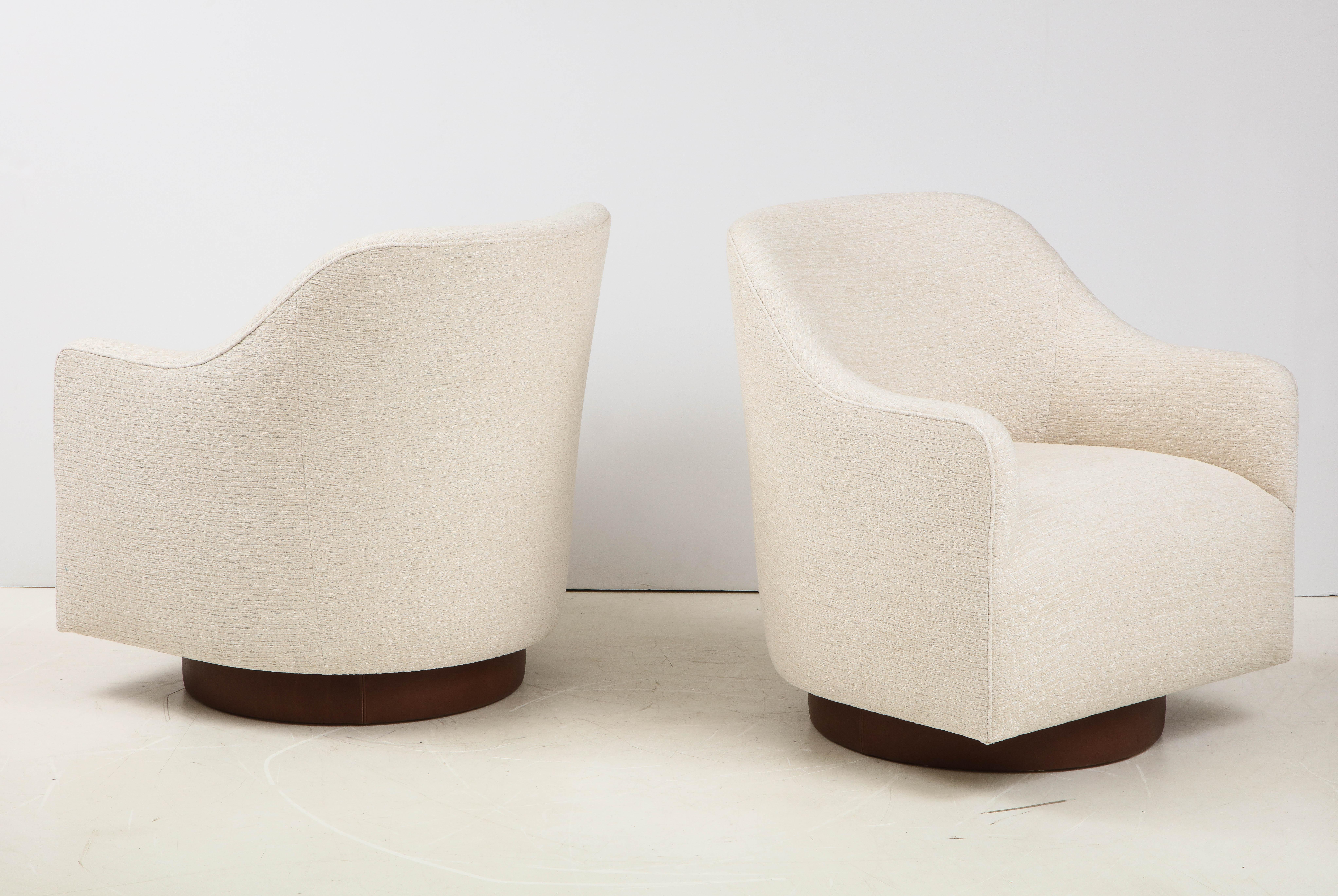 Milo Baughman/Directional Ivory Boucle Club Chairs In Good Condition In New York, NY