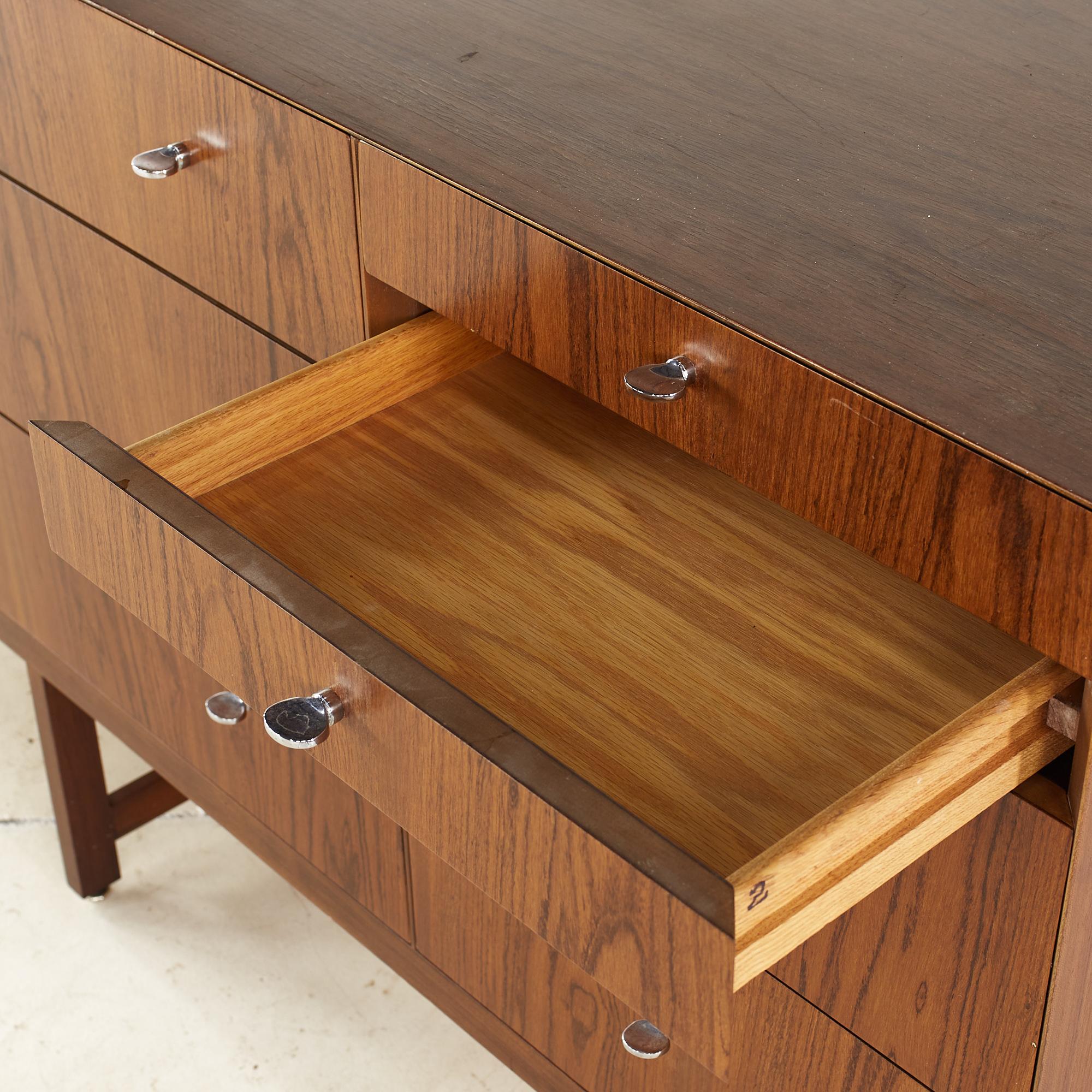 Lowboy directionnel Mid Century 10 tiroirs en vente 4