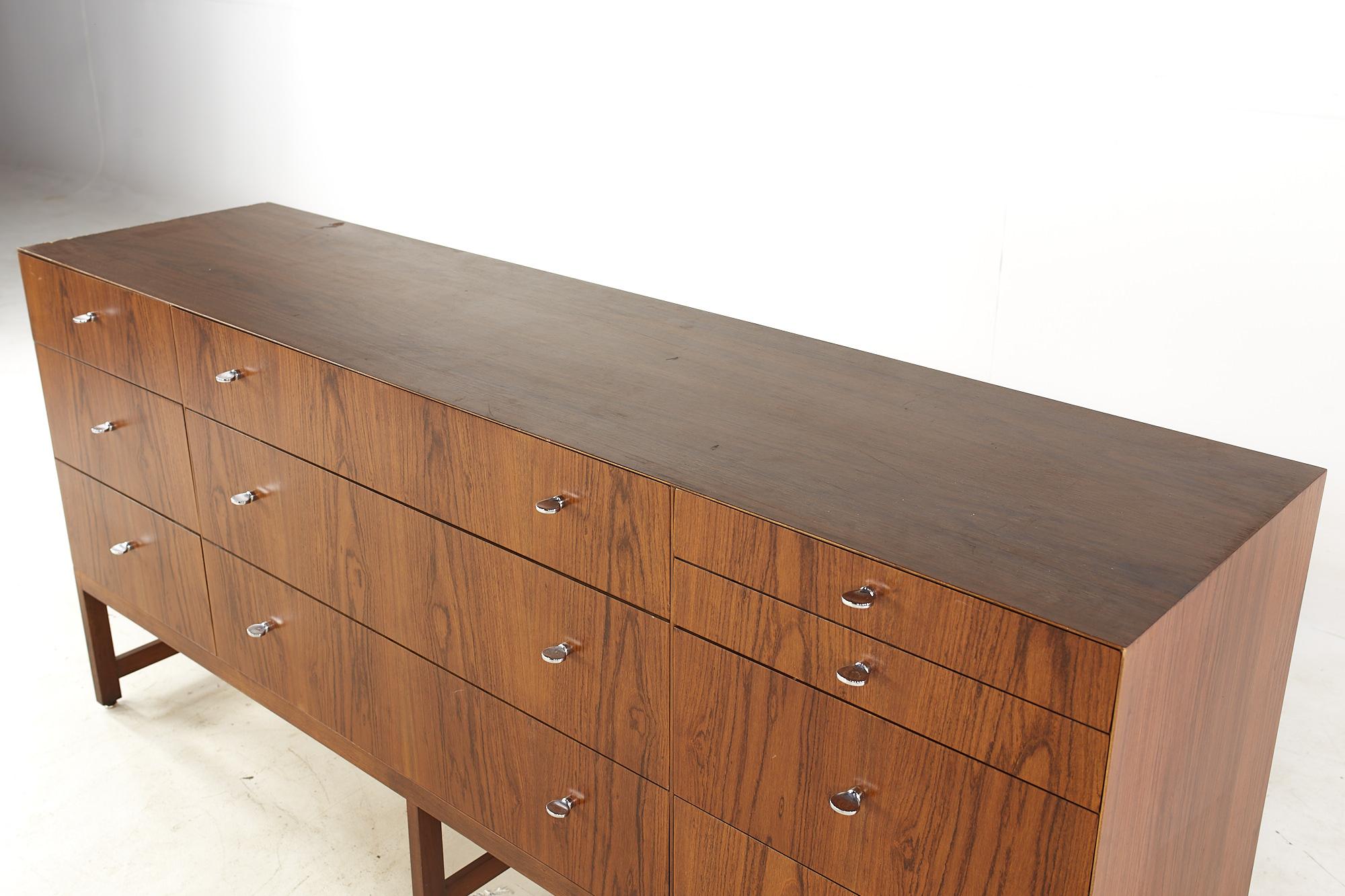 Late 20th Century Directional Mid Century 10 Drawer Lowboy For Sale