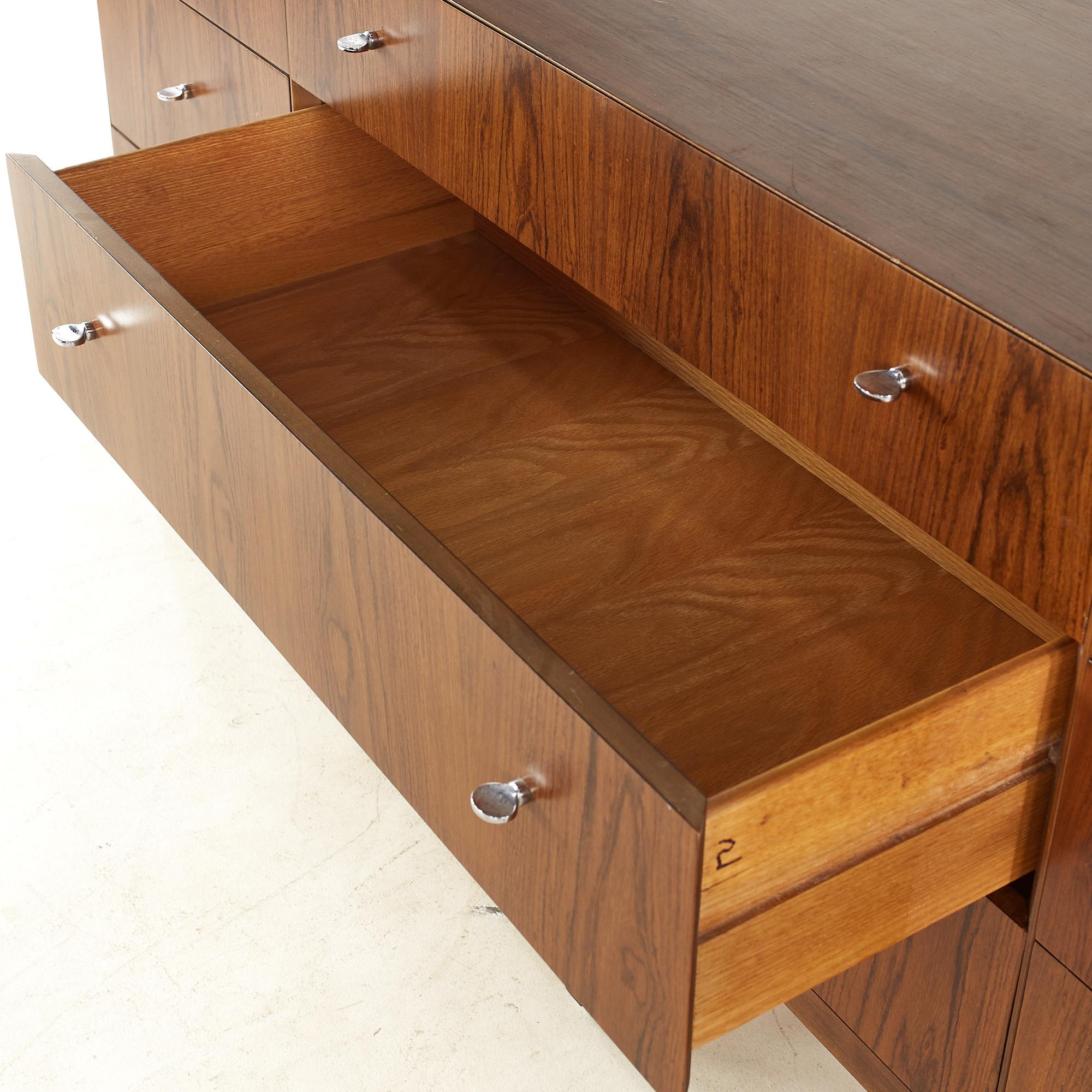 Lowboy directionnel Mid Century 10 tiroirs en vente 2