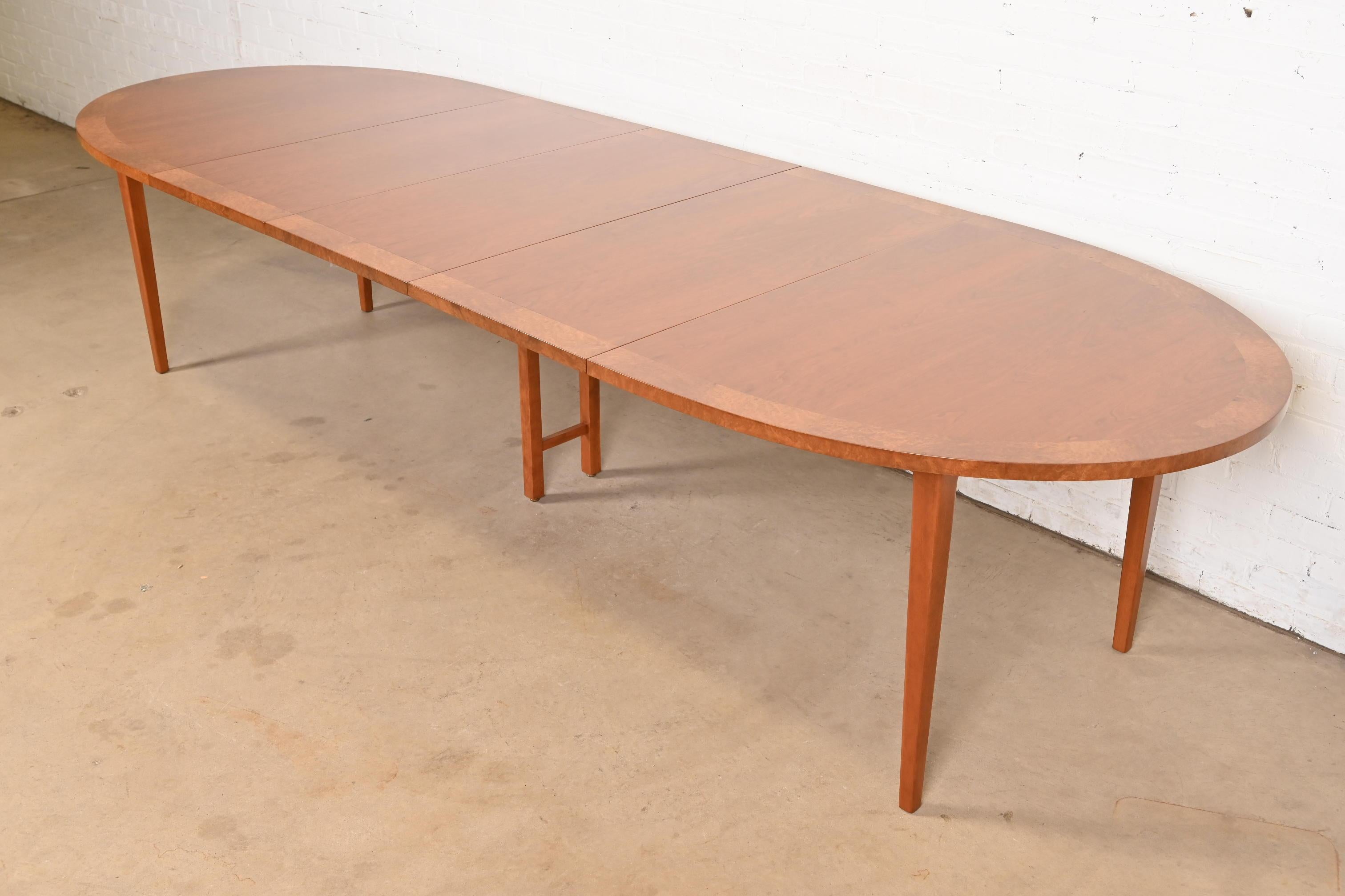Un eccezionale tavolo da pranzo allungabile in stile Mid-Century Modern

Da Directional

USA, circa anni '1960

Splendido ciliegio figurato, con fascia in radica.

Misure: 72