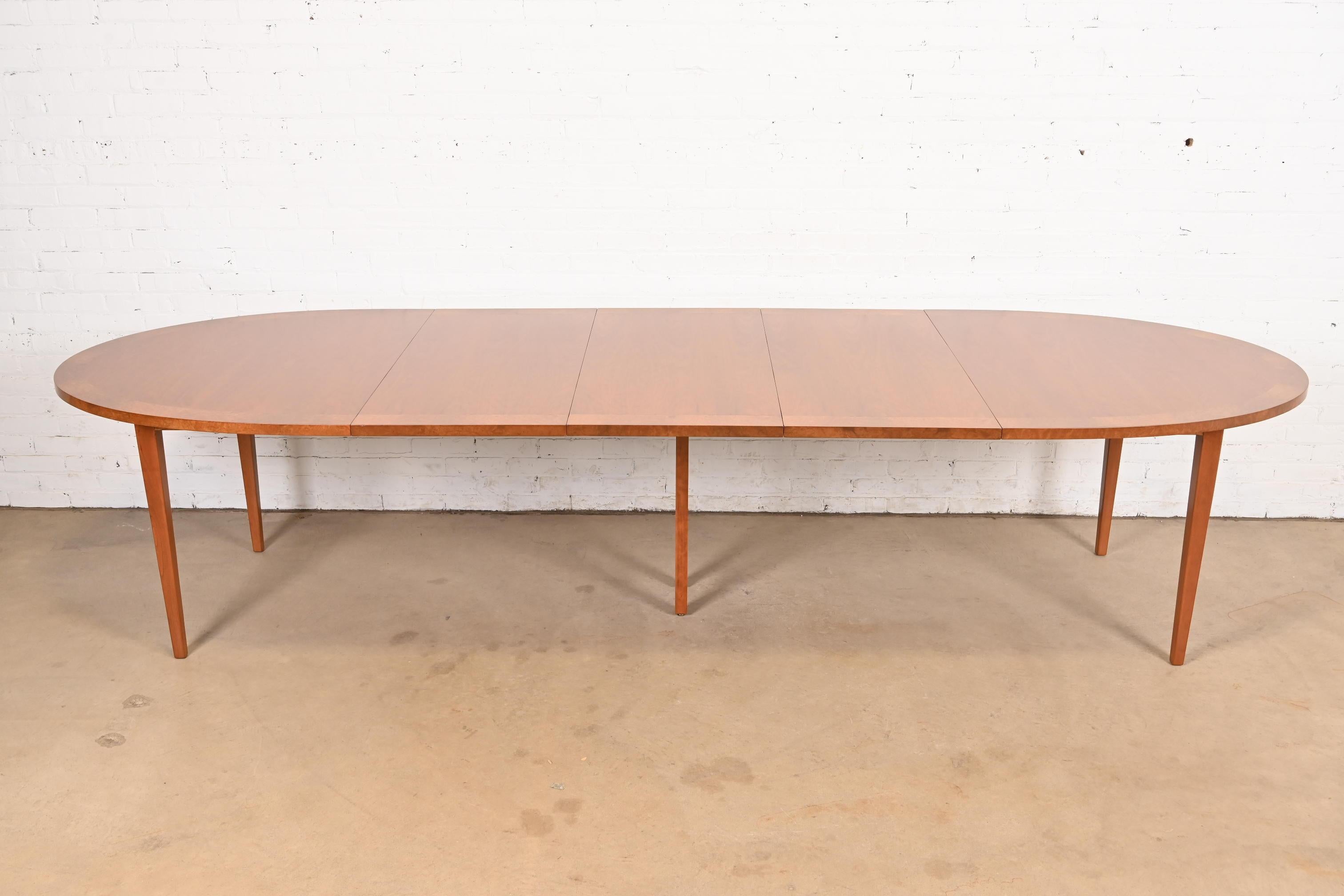 Mid-Century moderno Tavolo da pranzo Directional in legno di ciliegio e radica di metà secolo, rifinito in vendita